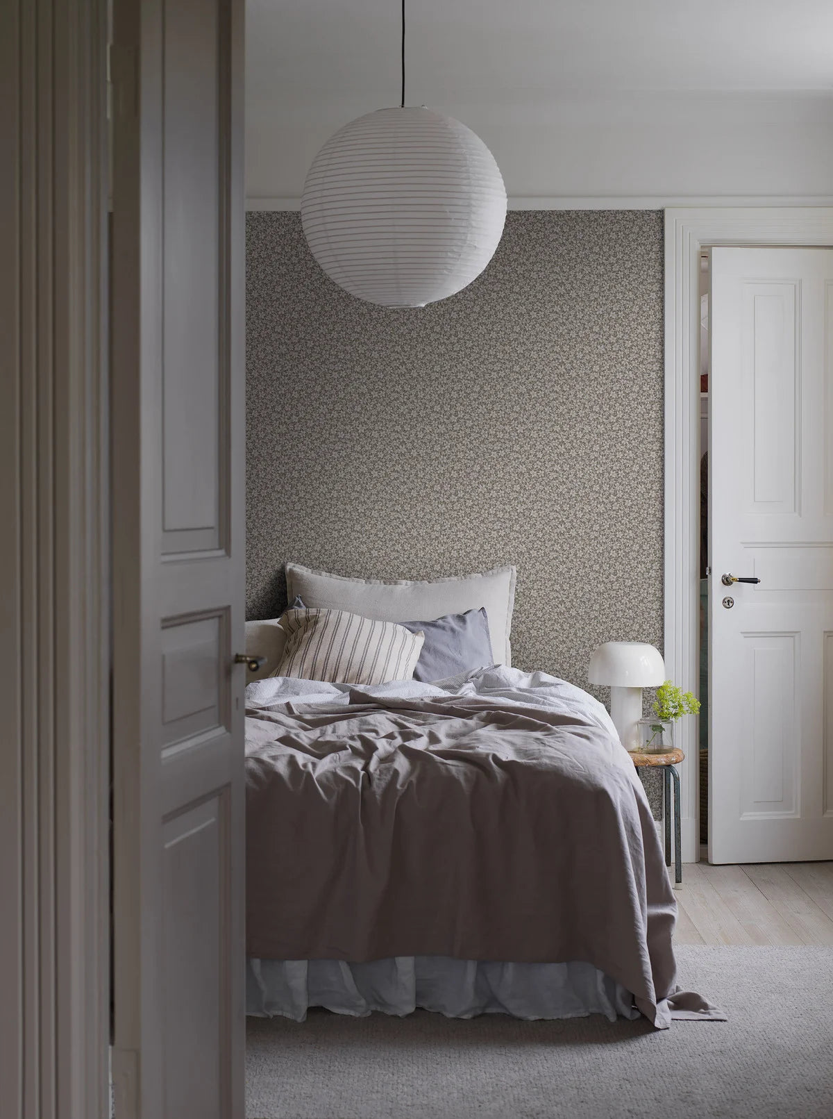 Tapeta s rostlinným motivem květin SKOGSBLOMST hnědá s bílou