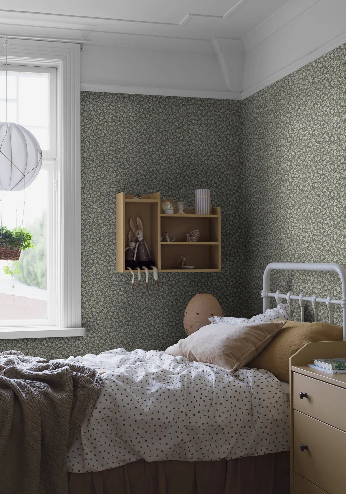 Tapeta s rostlinným motivem květin SKOGSBLOMST zelená s bílou