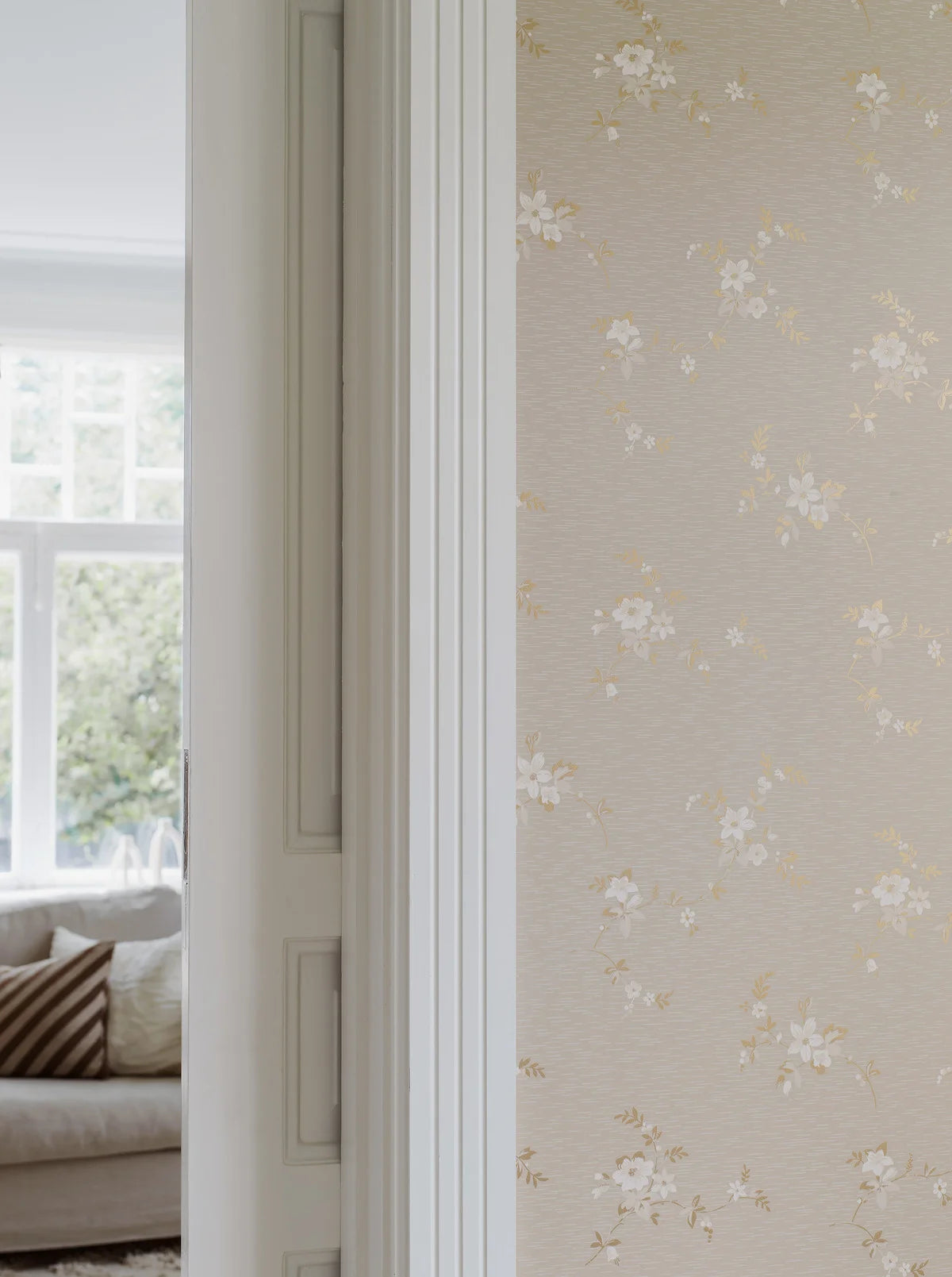 SAGA Beige Floral Pattern Wallpaper with Gold