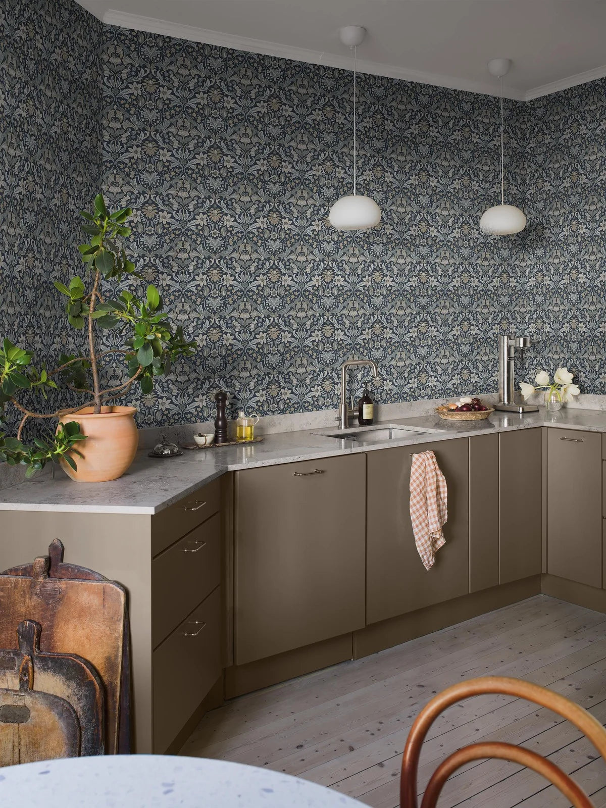 Tapeta s rostlinným motivem BLOMSTERFRÖJD tmavě modrá se zelenou