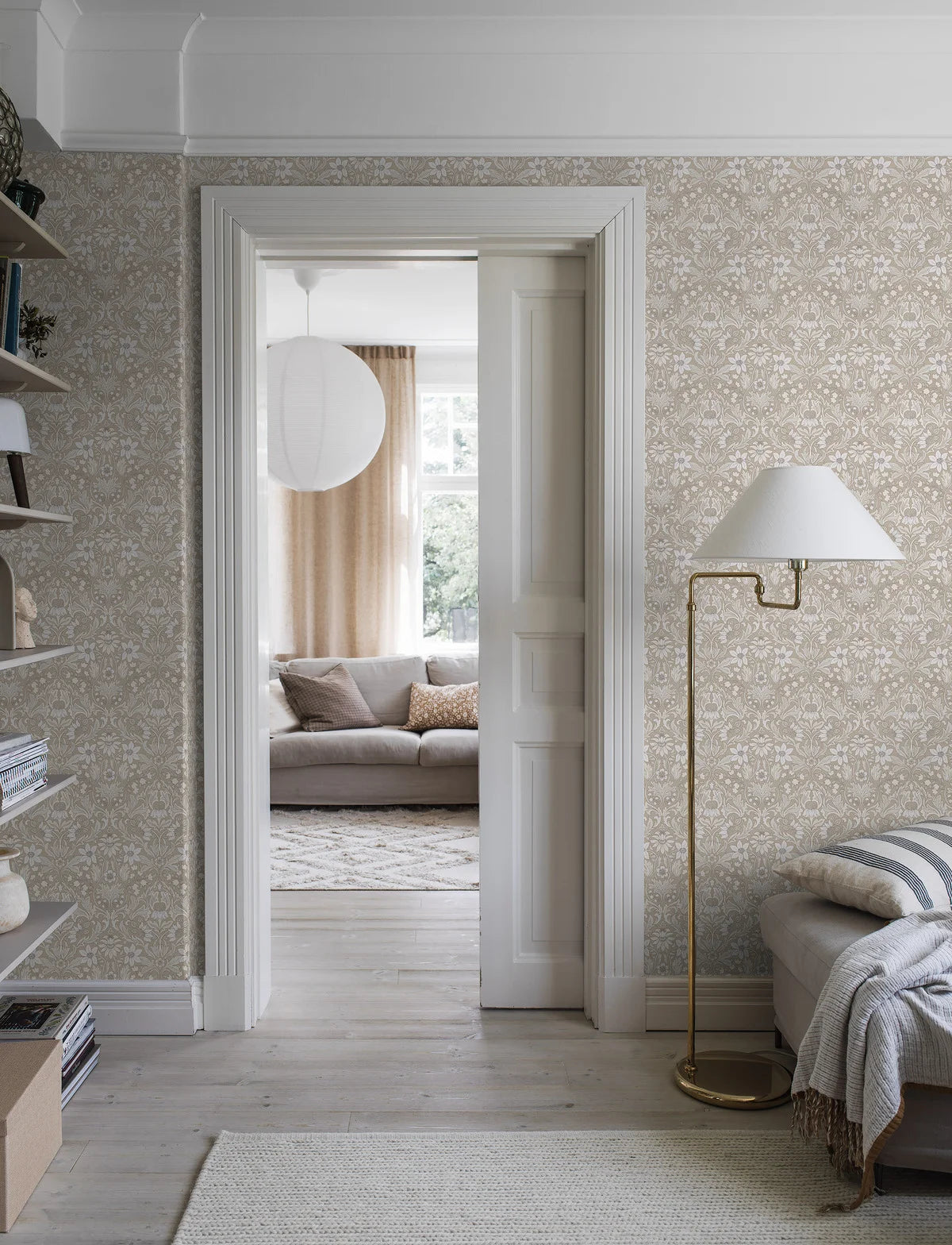 Tapeta s rostlinným motivem BLOMSTERFRÖJD béžová s bílou