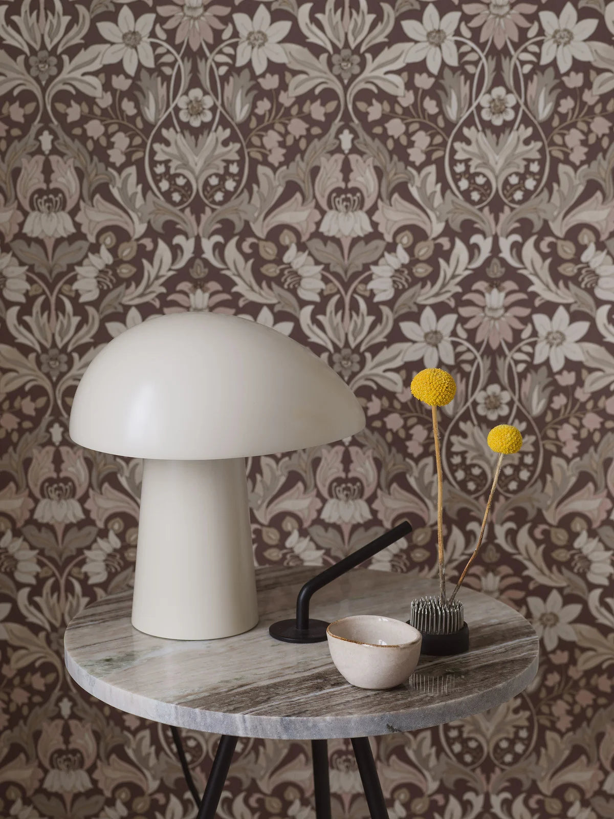 Tapeta s rostlinným motivem BLOMSTERFRÖJD burgundová s béžovou