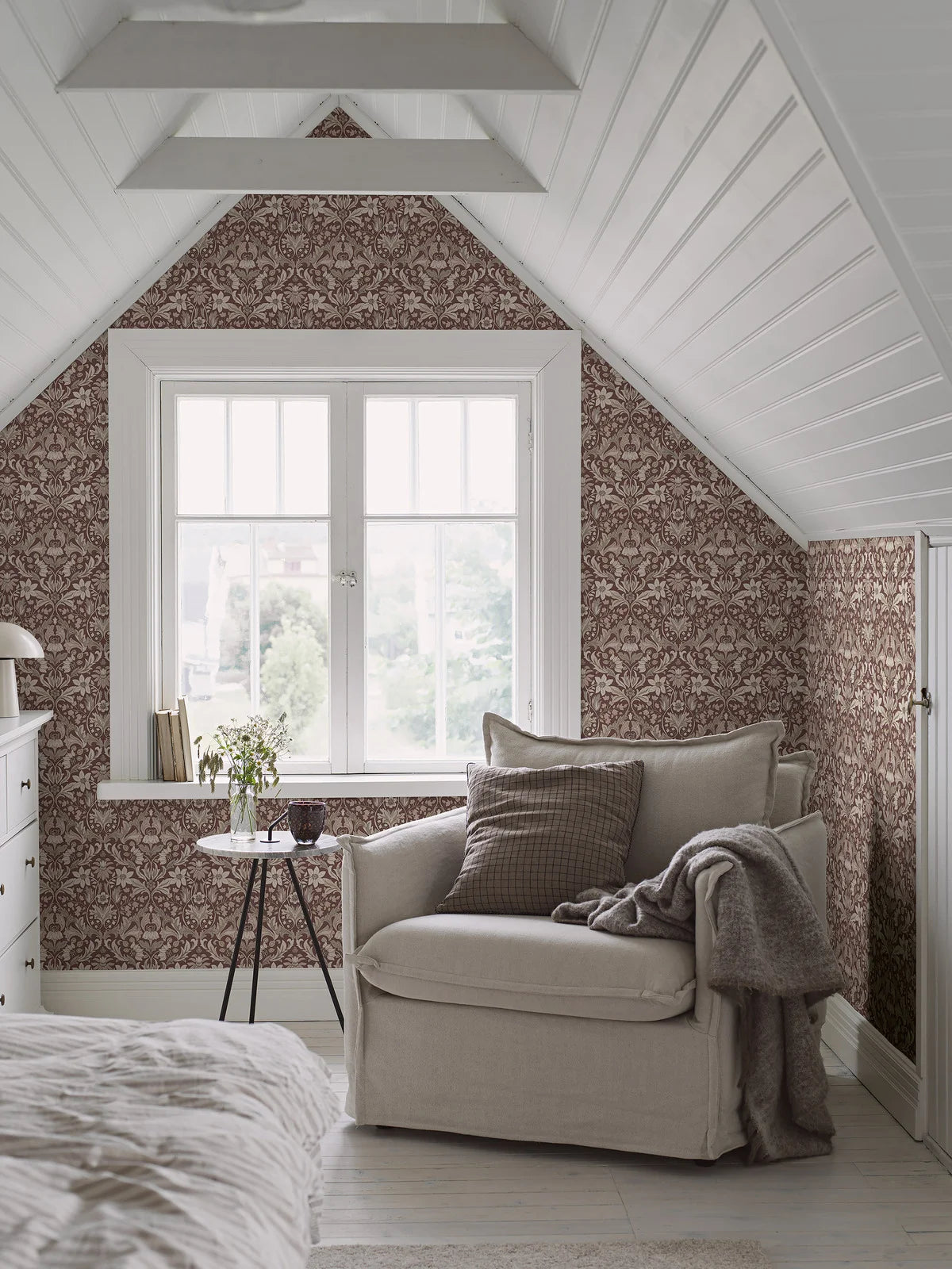 Tapeta s rostlinným motivem BLOMSTERFRÖJD burgundová s béžovou