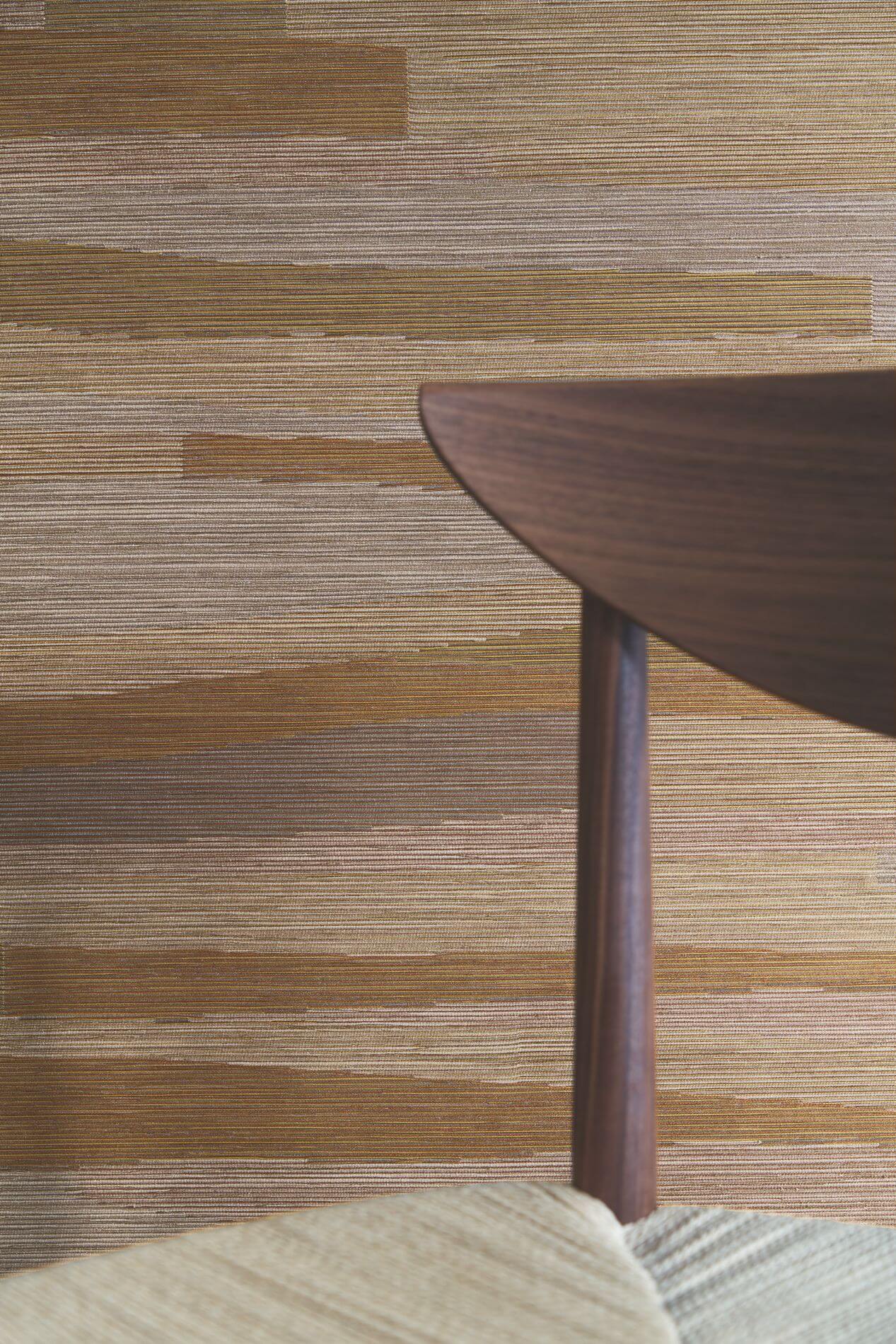 Textilní tapeta se strukturovaným pruhovaným vzorem a žakárovým tkaním HALANA - VERT EMERAUDE smaragdová