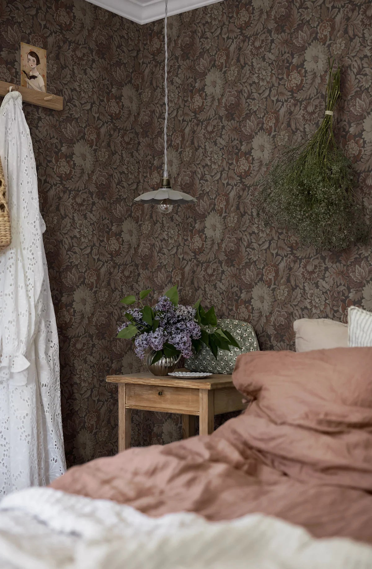 Tapeta s rostlinným vzorem květin NOČNÍ SLAVÍK ZAHRADA bordová s béžovou