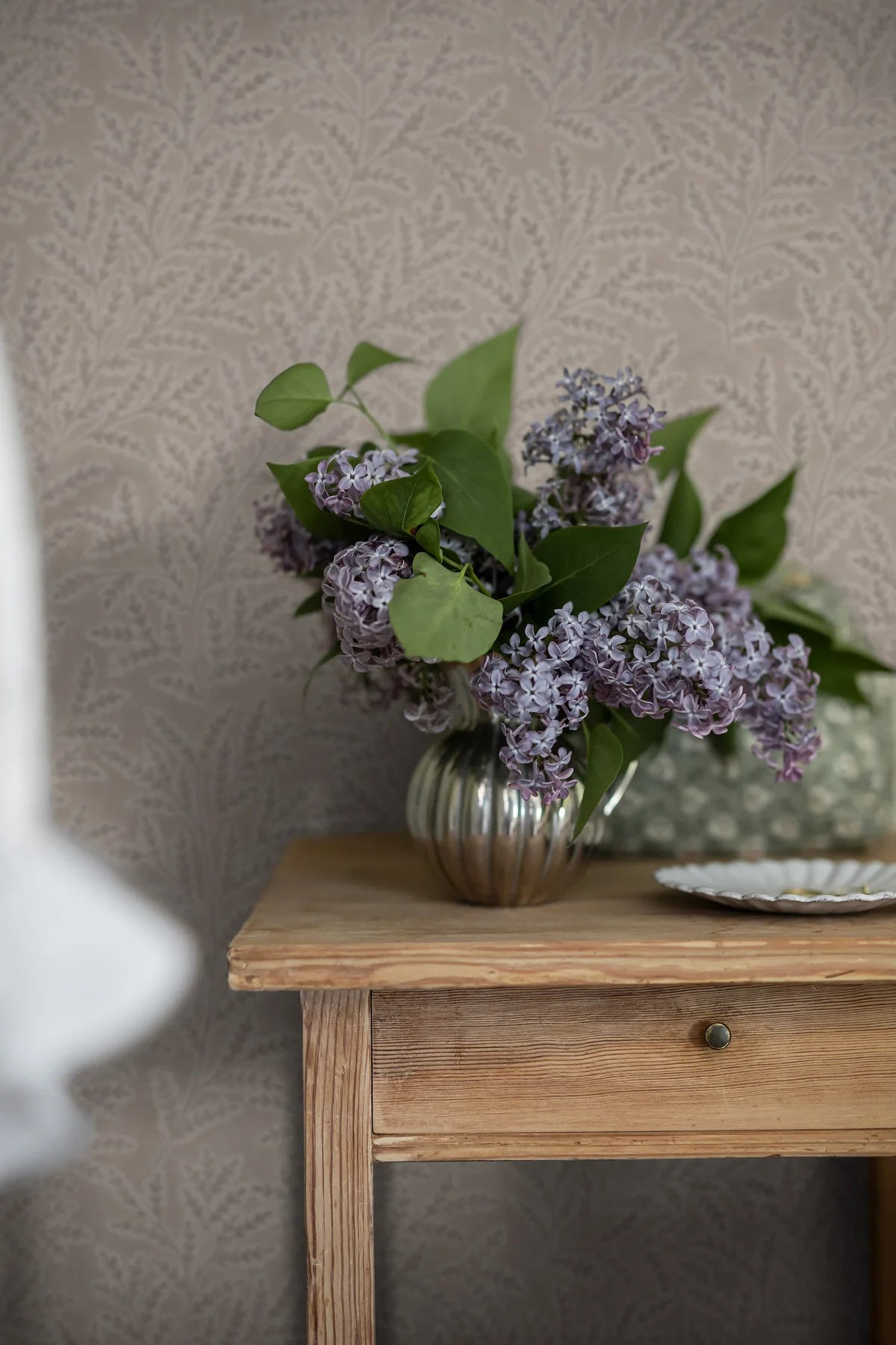 MOLLY’S MEADOW Beige Leaf Pattern Wallpaper