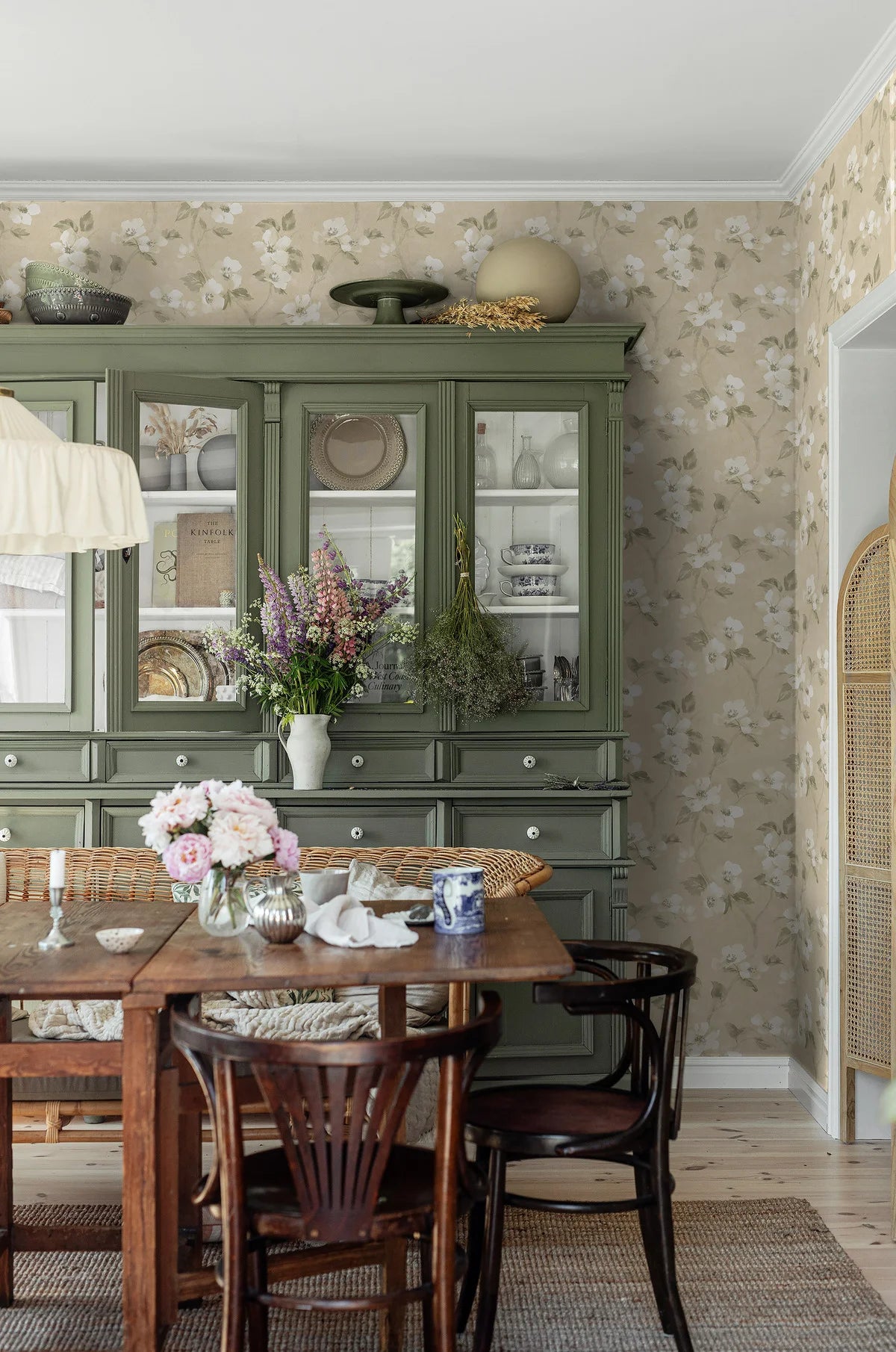 Tapeta s rostlinným vzorem květin HELEN’S FLOWER tlumená žlutá s bílou