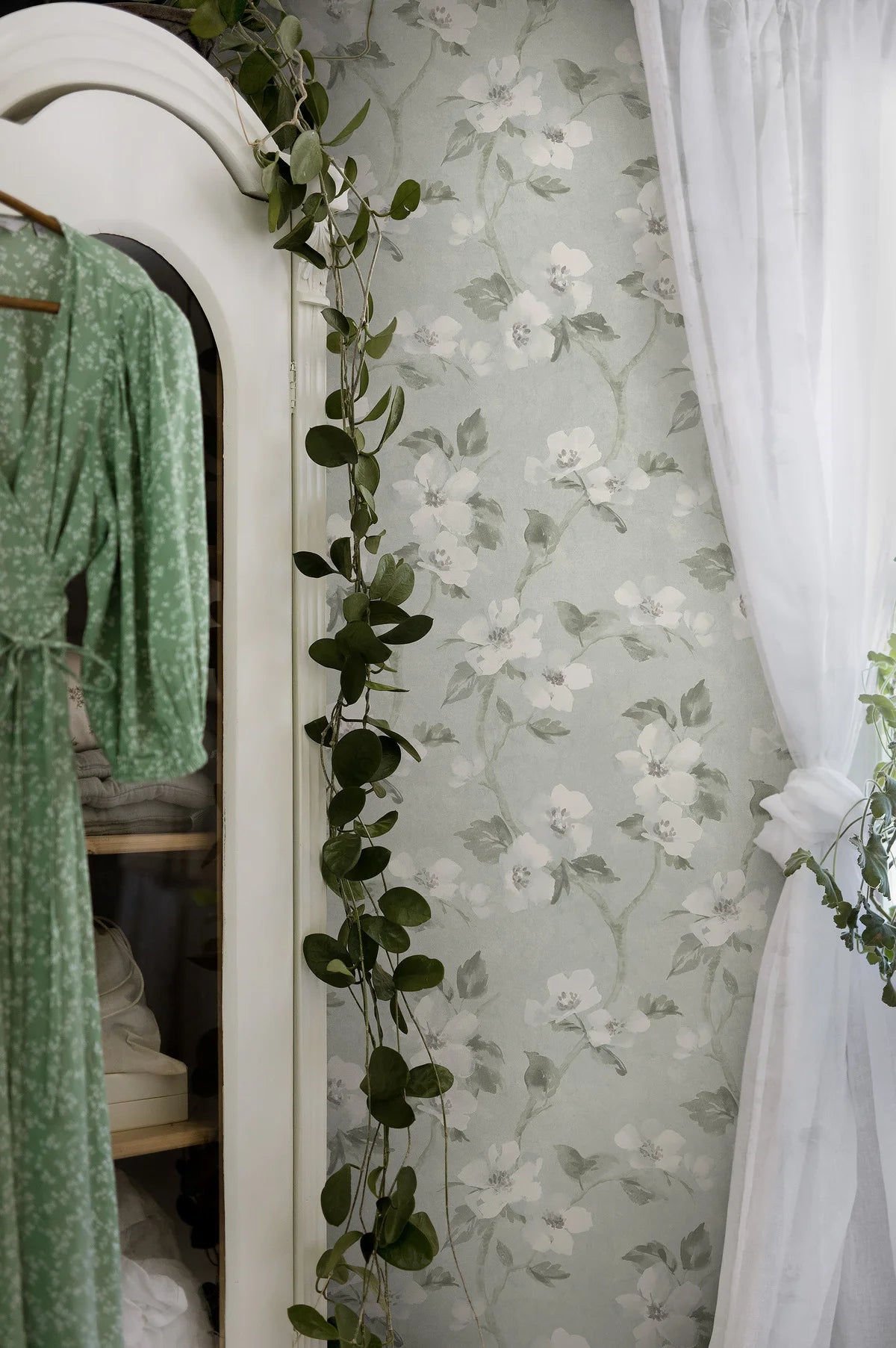 Tapeta s rostlinným vzorem květin HELEN’S FLOWER šedozelená s bílou