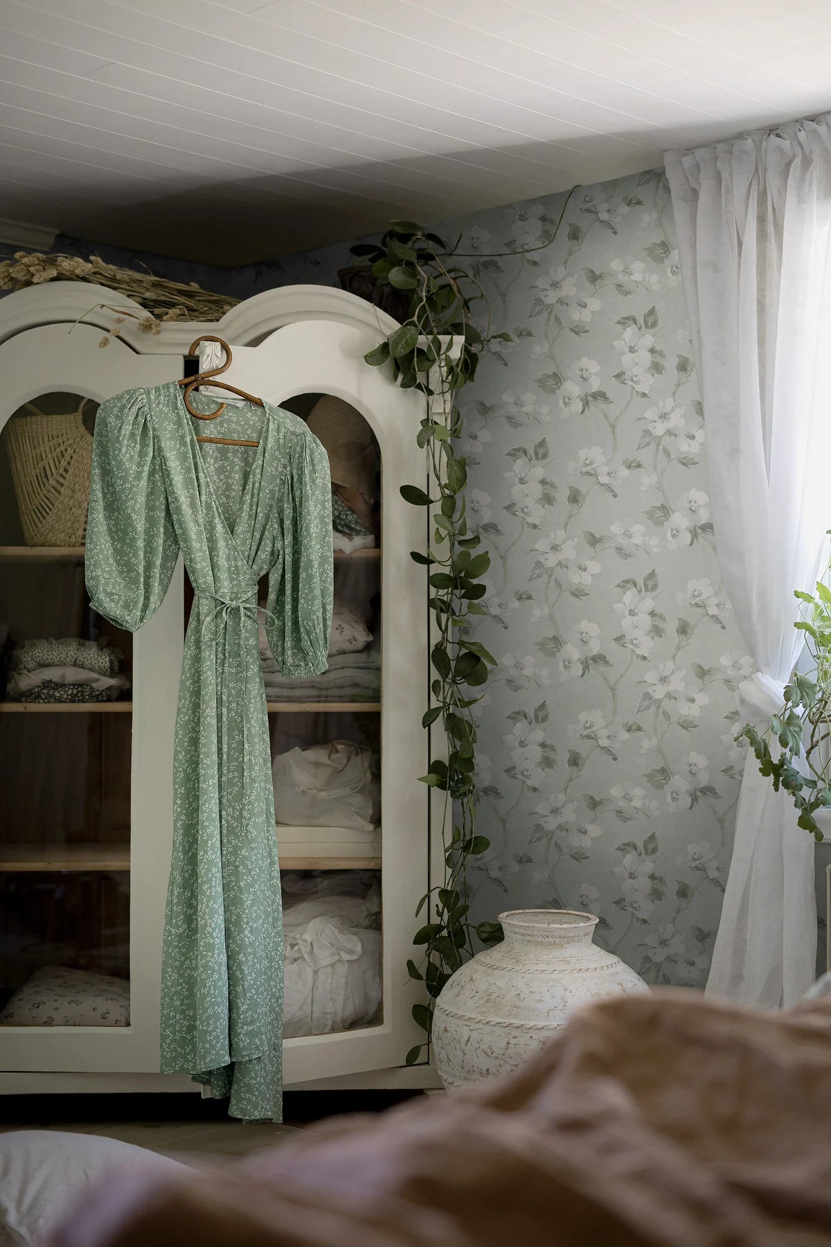 Tapeta s rostlinným vzorem květin HELEN’S FLOWER šedozelená s bílou