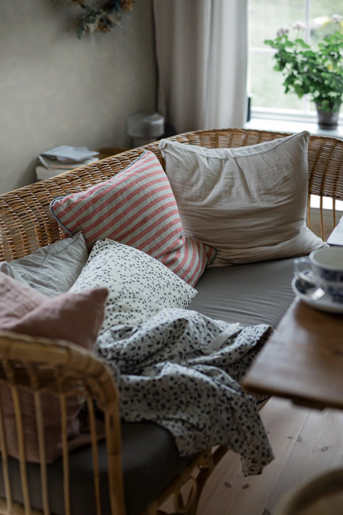 Tapeta imitující sádru PAINTER’S WALL tlumená zelená