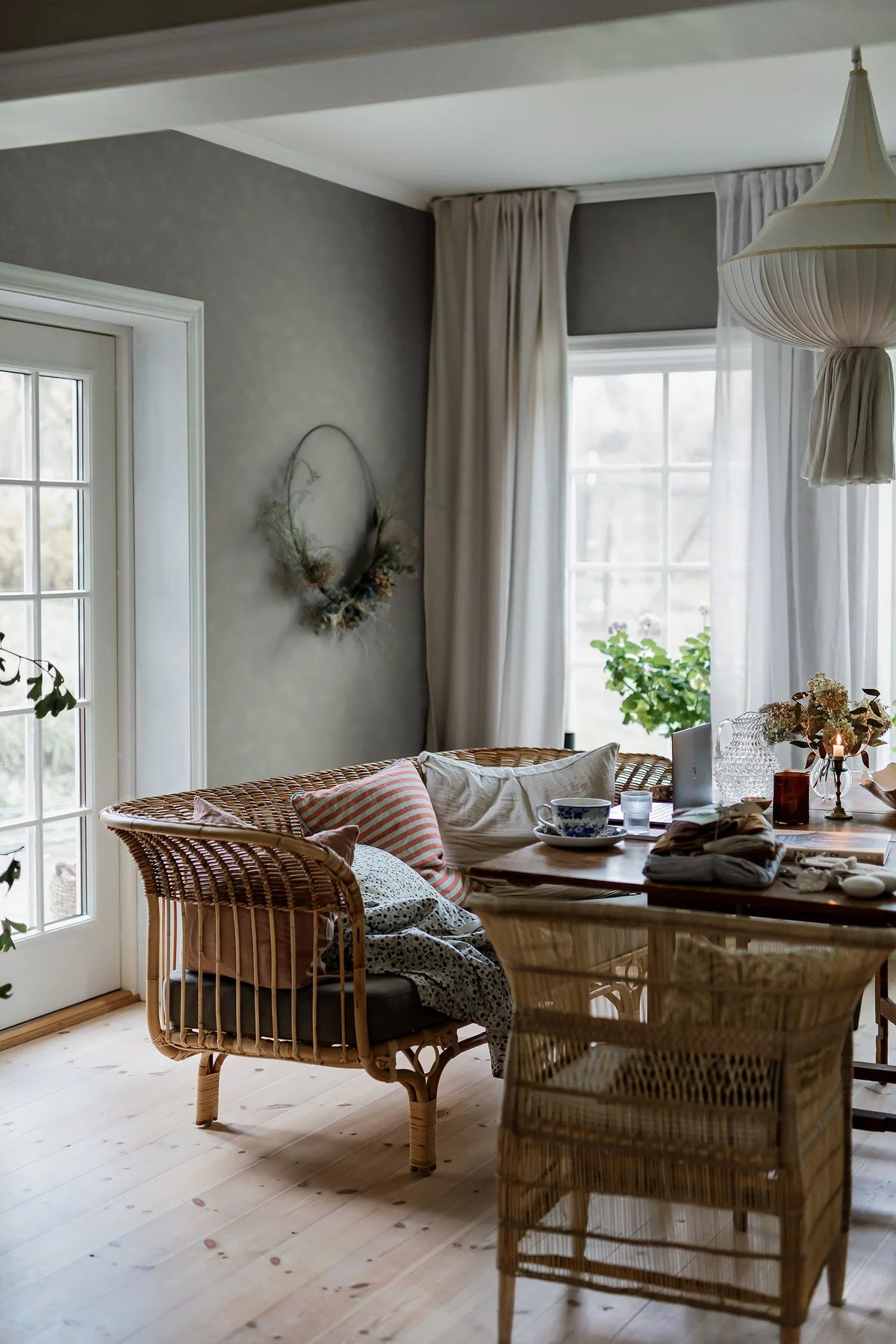 Tapeta imitující sádru PAINTER’S WALL tlumená zelená