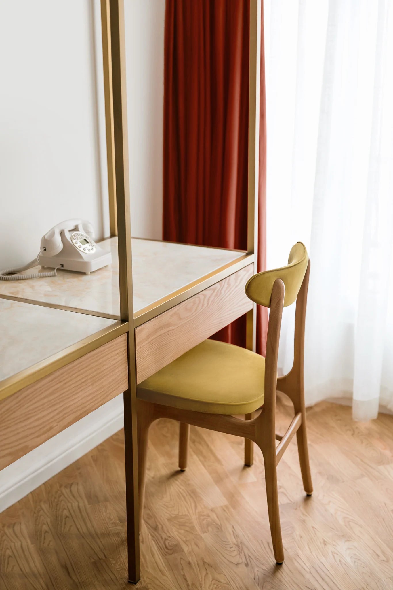 Židle 200-190 žlutá v tkanině Shine Velvet Hořčice