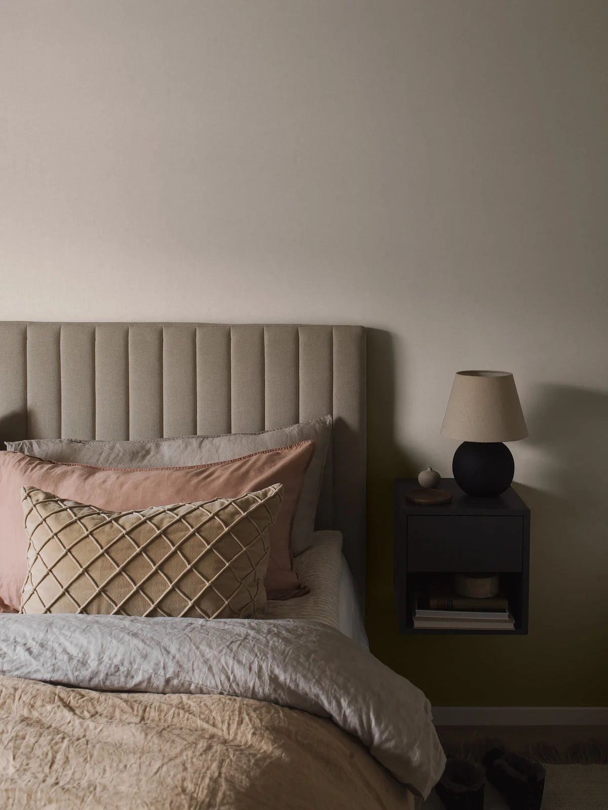 Tapeta na flizelínu papírová strukturovaná VEGA světle béžová