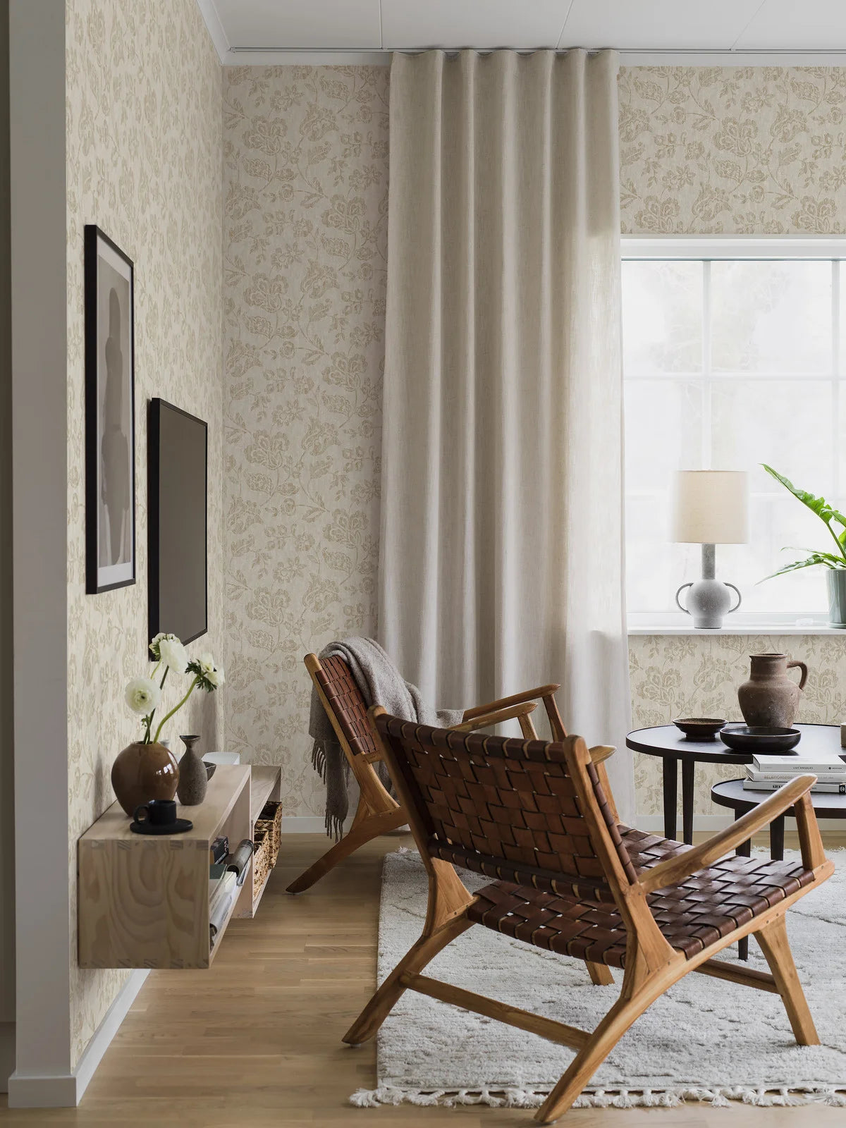 Non-woven paper wallpaper with a floral pattern CORNELIA beige