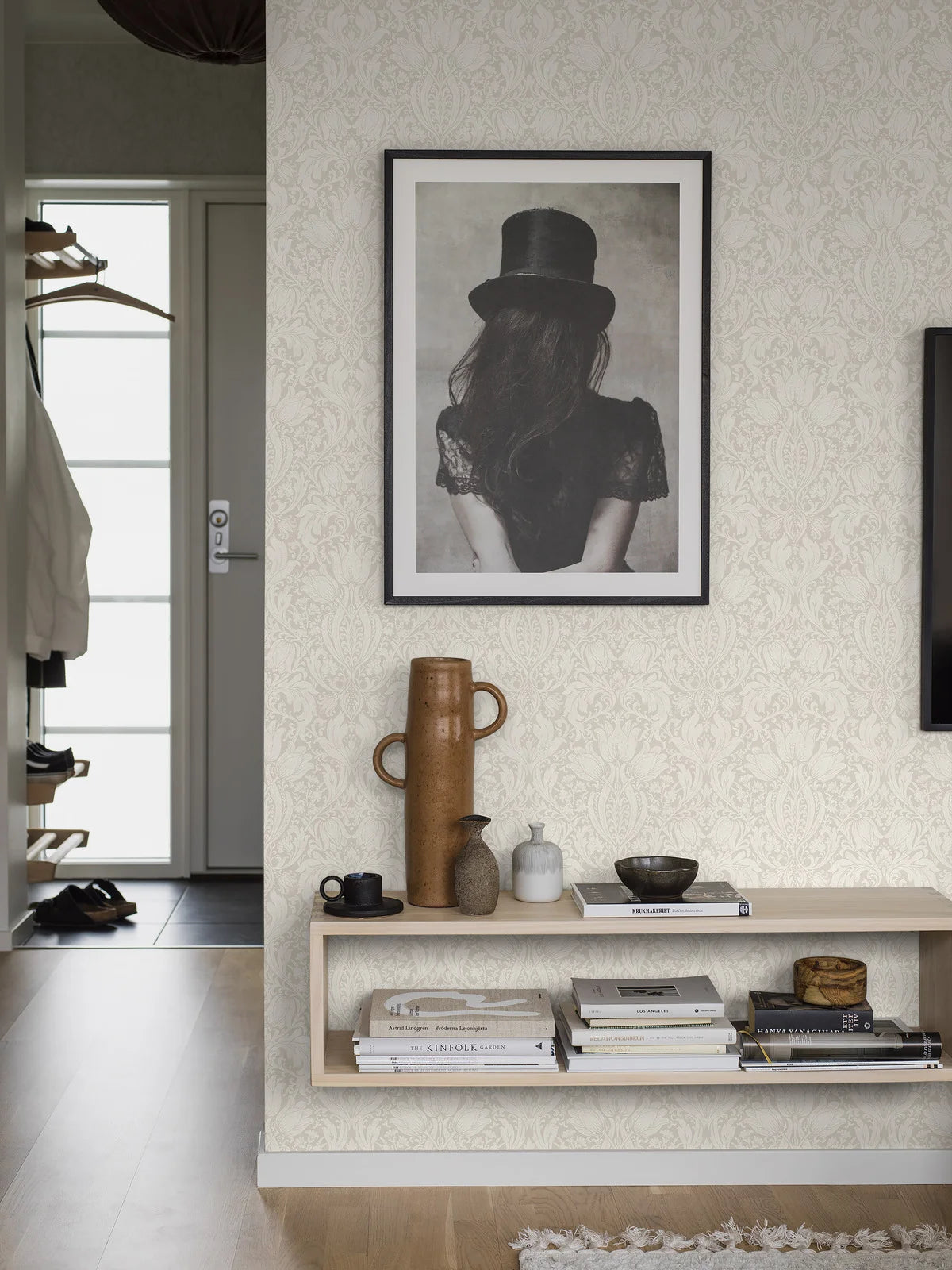 Papírová flizelinová tapeta s rostlinným vzorem ALBA béžová s bílou