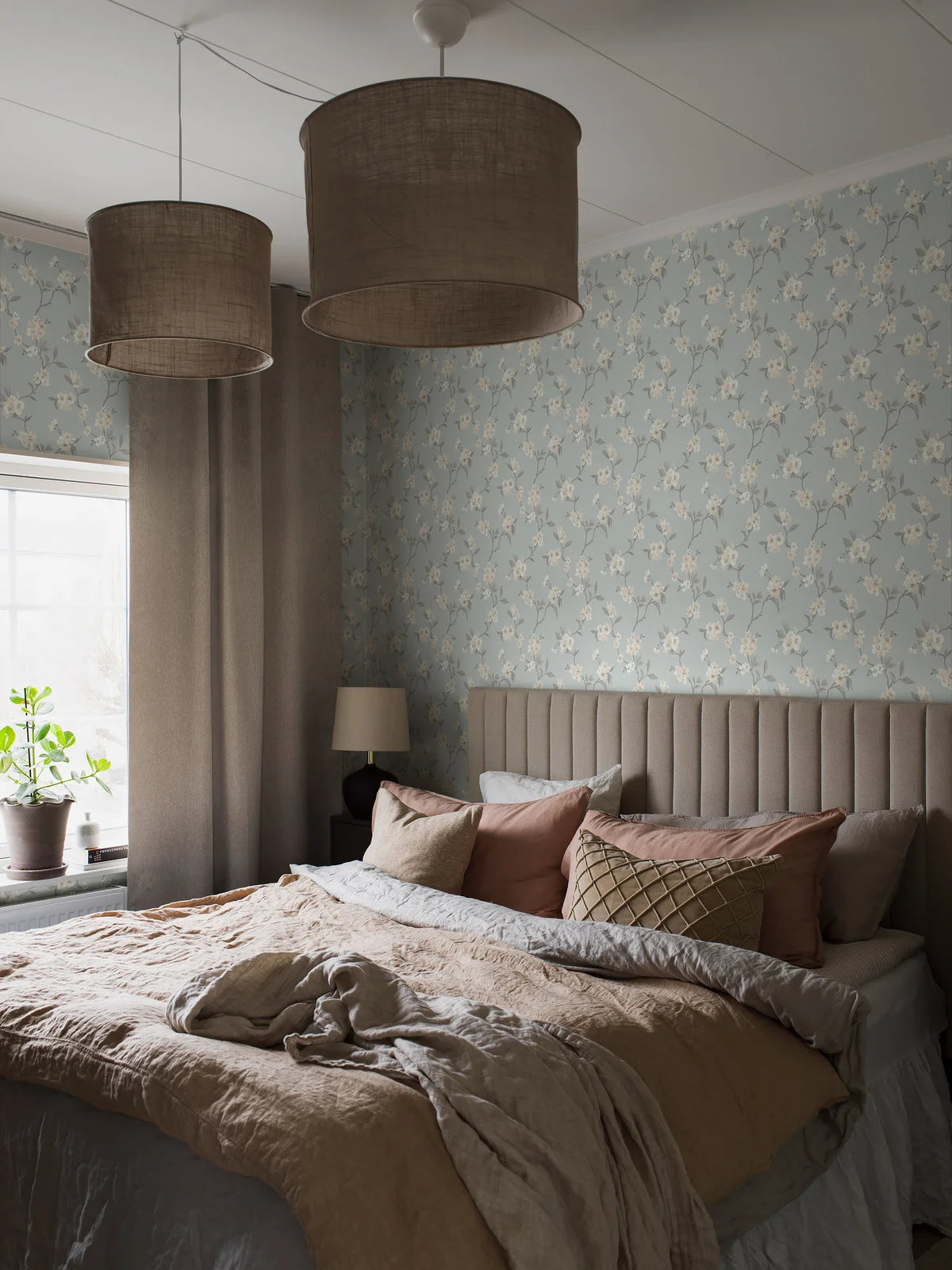 Non-woven paper wallpaper with a floral pattern MARIE blue with cream