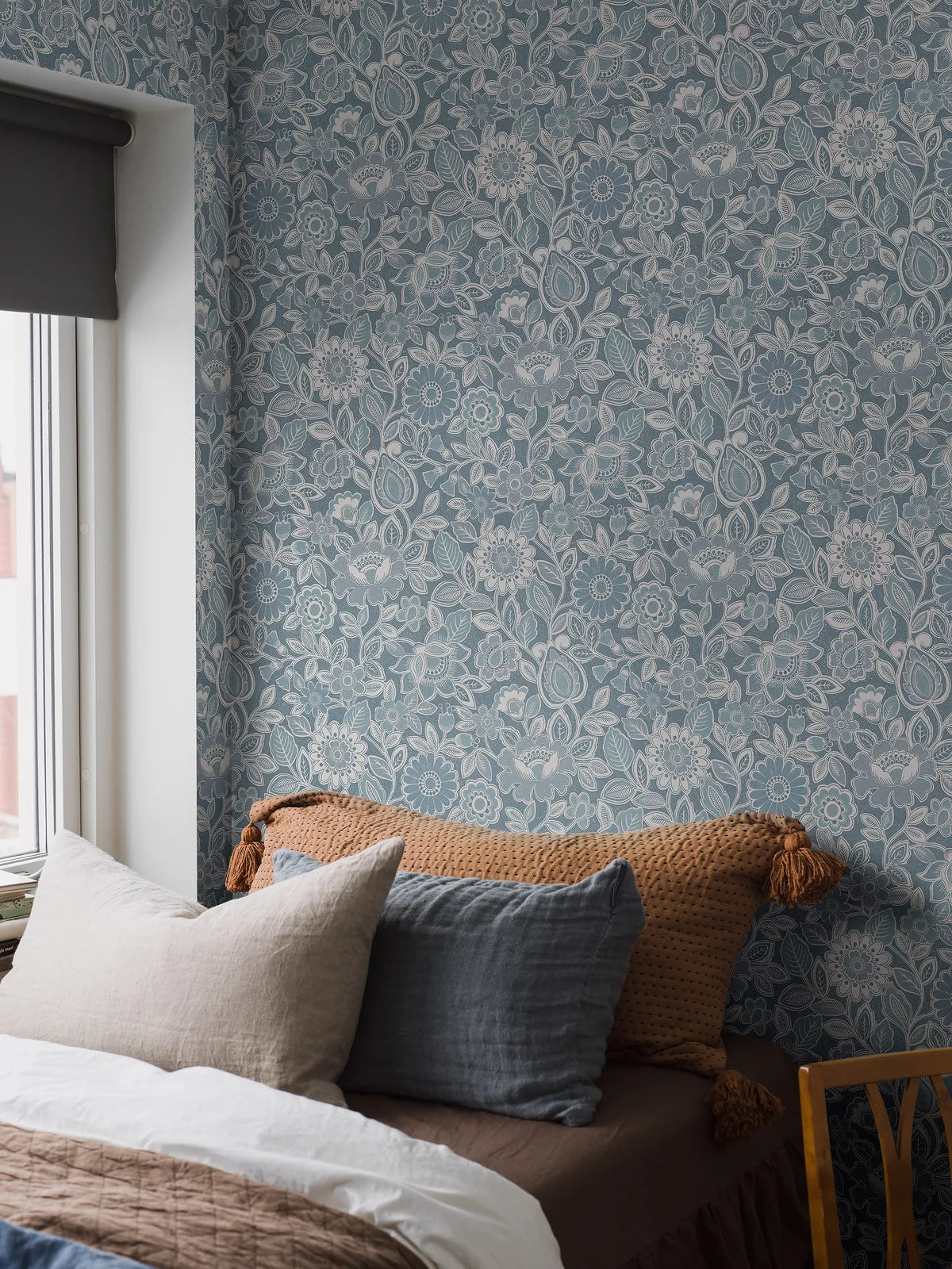 Non-woven paper wallpaper with a floral pattern SONJA blue