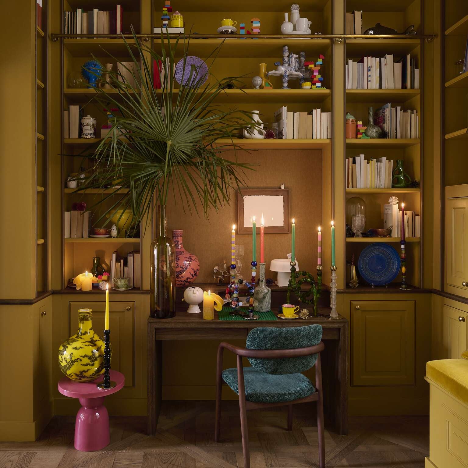 Jednoduchý svícen BEADS bílý se zlatými prvky