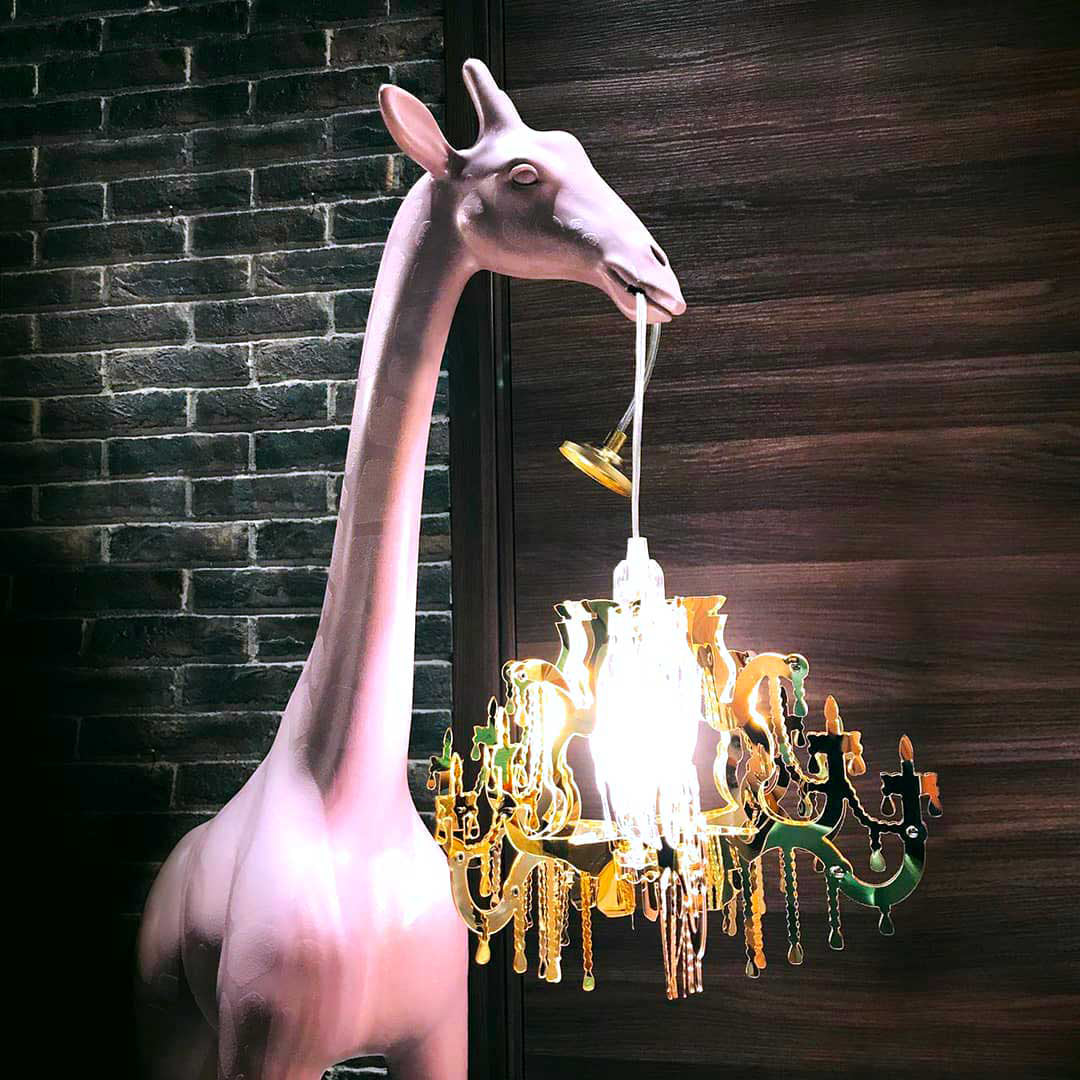 Lampa ŽIRAFA ZAMILOVANÁ M bílá s červeným stínidlem
