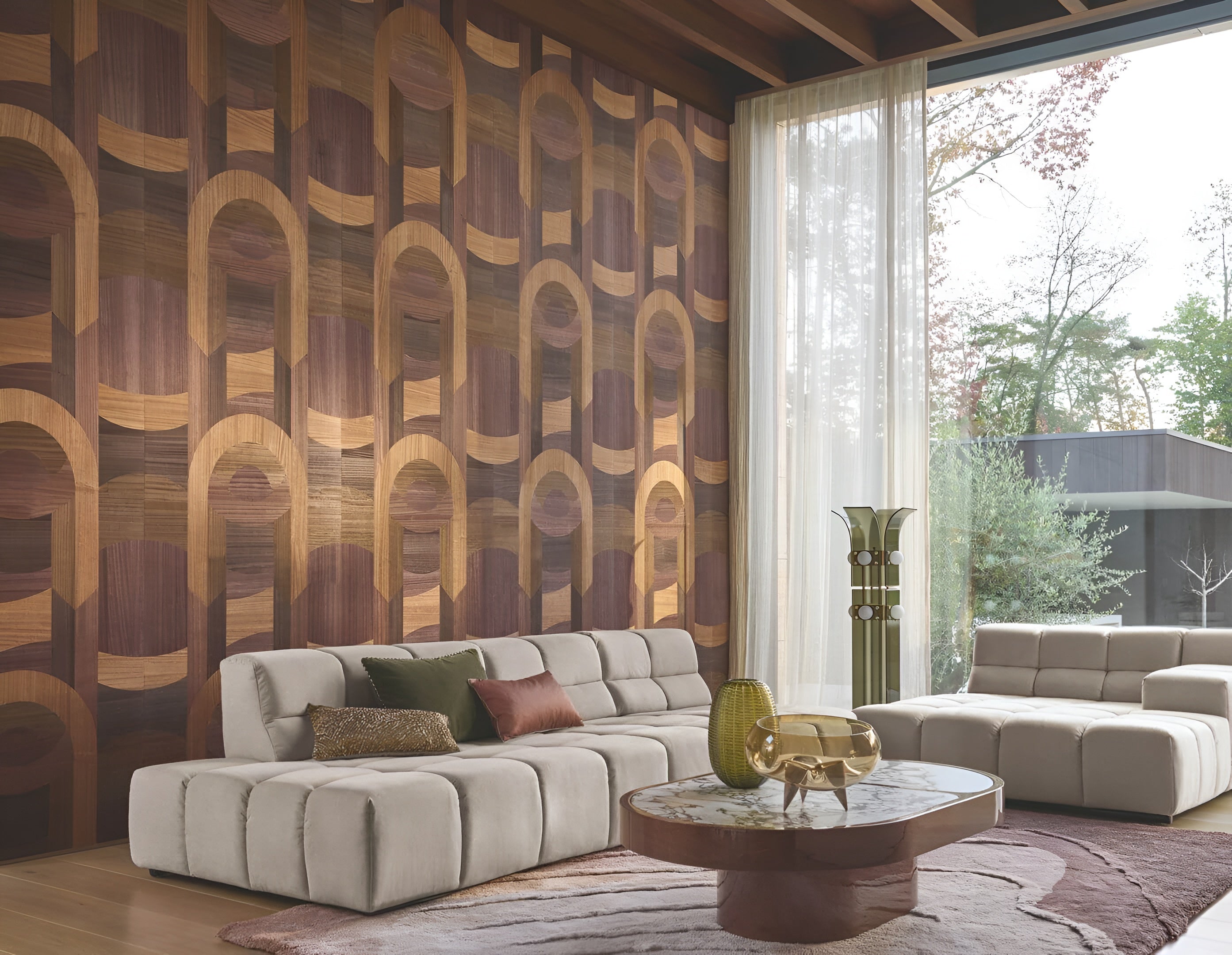 Tapeta z fornirováním s geometrickým vzorem art deco TRAVERSÉE - AUBERGINE CHÊNE tmavě hnědý dub