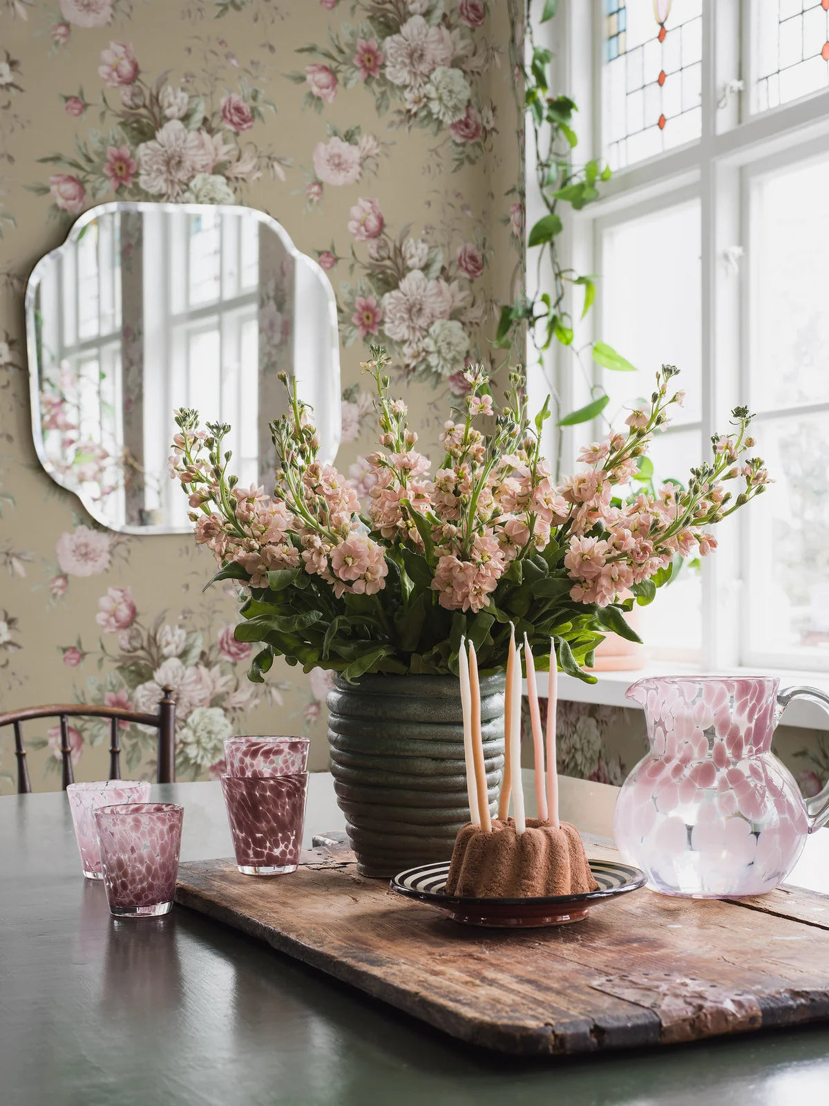 Papírová flizelinová tapeta s rostlinným vzorem FLORAL CHARM tmavě béžová s růžovou a bílou