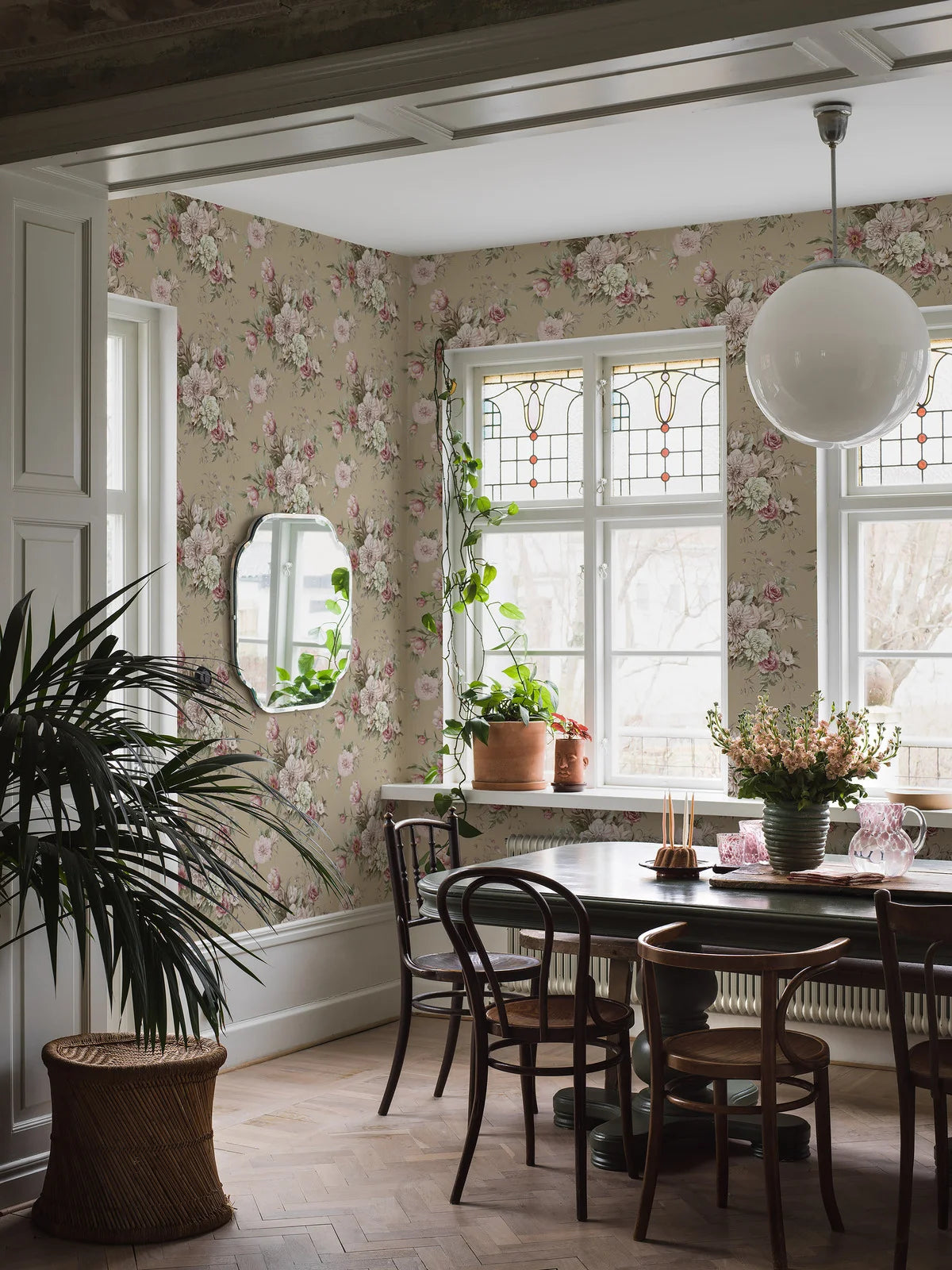 Papírová flizelinová tapeta s rostlinným vzorem FLORAL CHARM tmavě béžová s růžovou a bílou