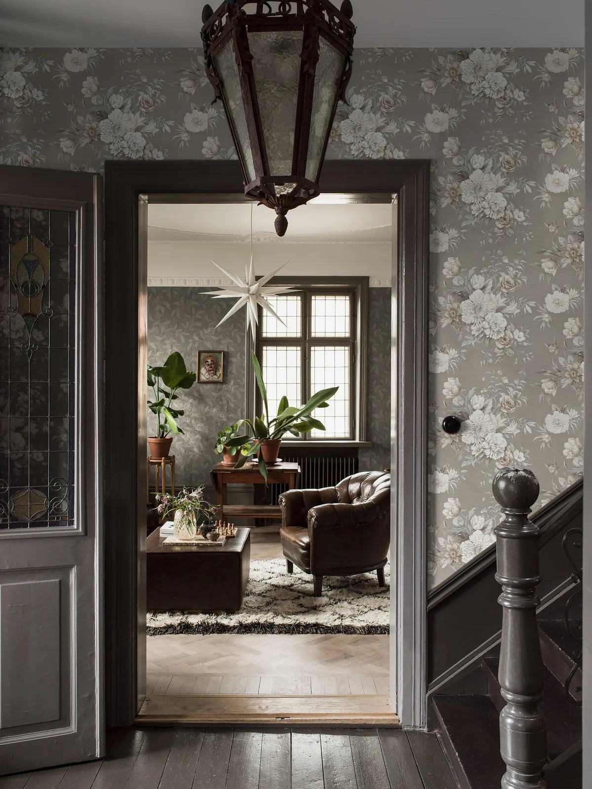 Non-woven paper wallpaper with a floral pattern FLORAL CHARM brown with white