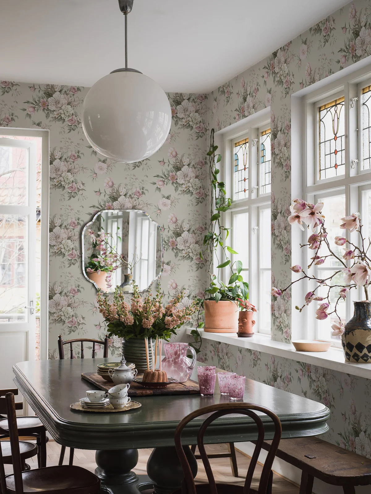 Papírová flizelinová tapeta s rostlinným vzorem FLORAL CHARM béžová s růžovou