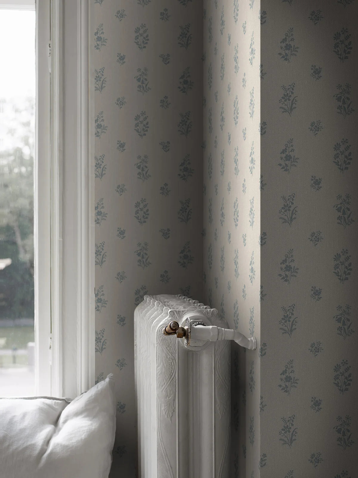 Papírová flizelinová tapeta s rostlinným vzorem PETIT FLEURS béžová s modrou