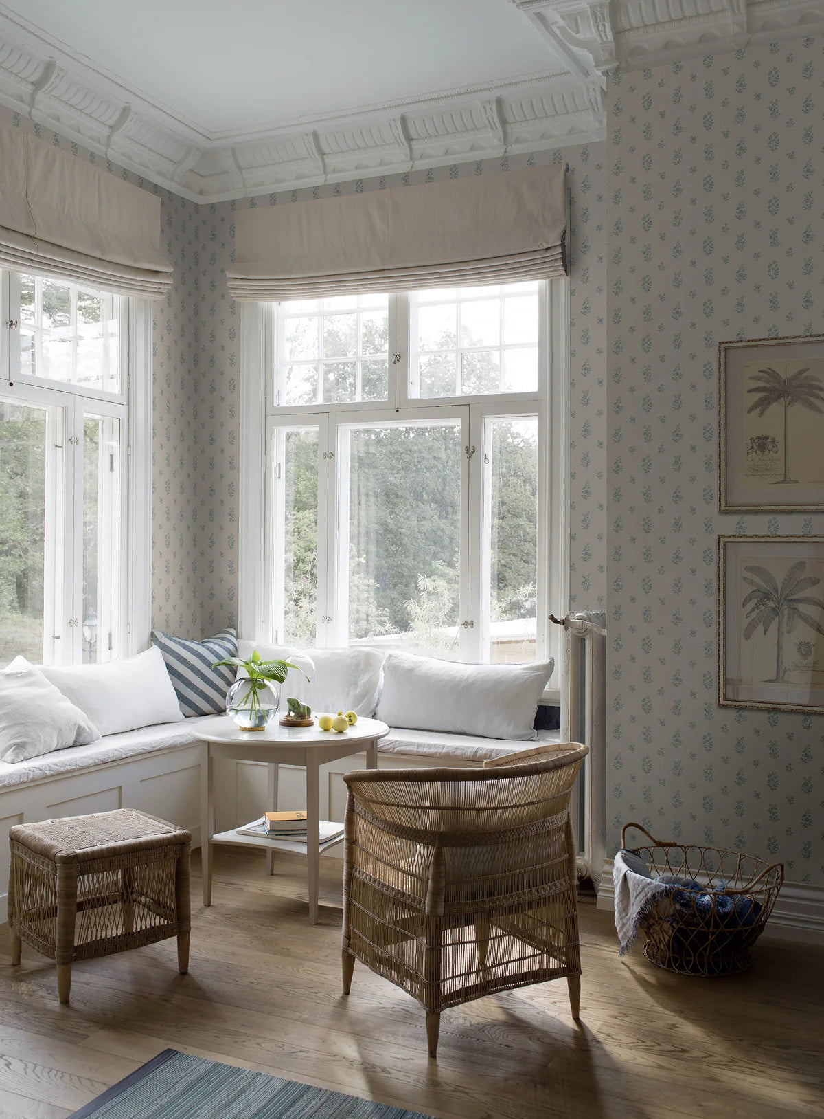 Papírová flizelinová tapeta s rostlinným vzorem PETIT FLEURS béžová s modrou