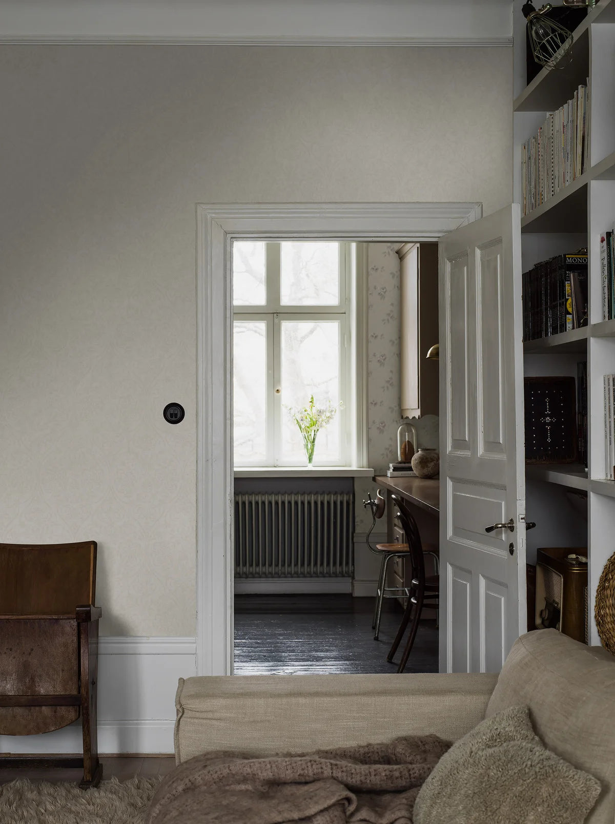 Tapeta z flizelínu s medaliony HIDDEN MEDALLION v odstínu zlomené bílé