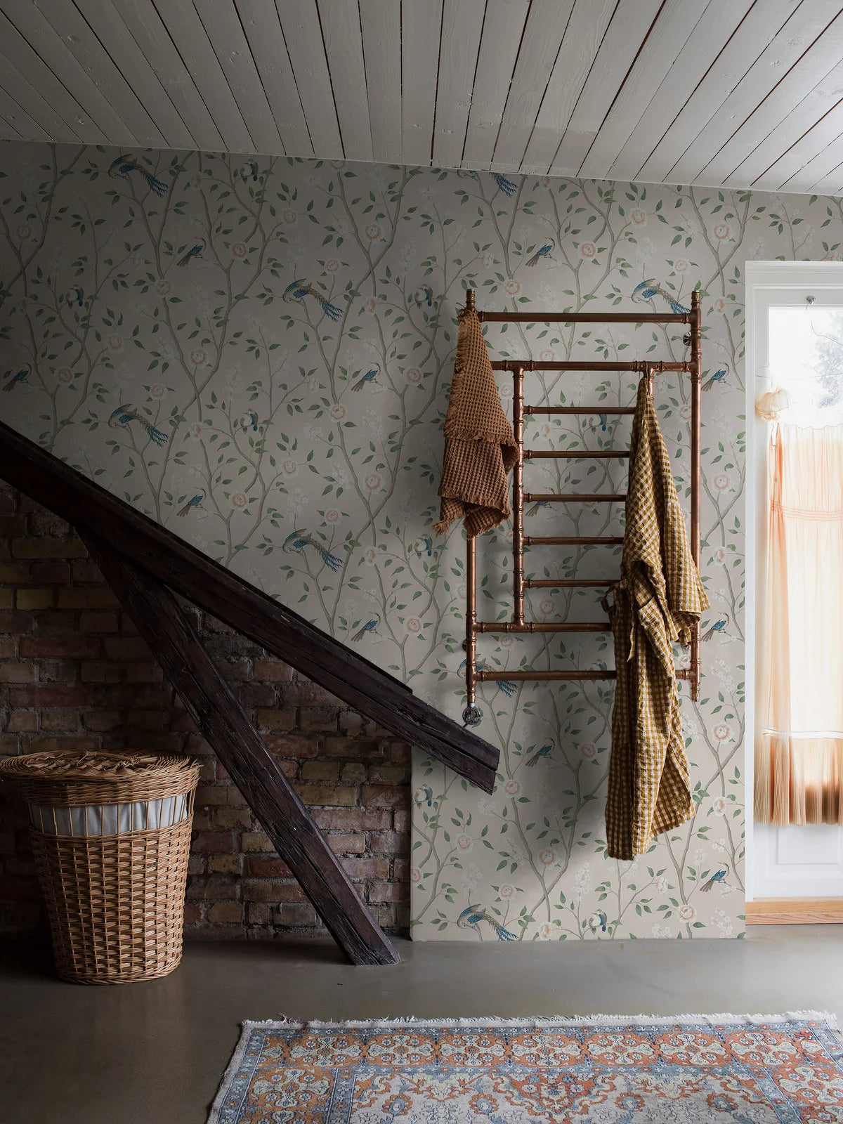 Papírová flizelinová tapeta s rostlinným vzorem RÁJOVÉ PTÁKY béžová se zelenou a růžovou