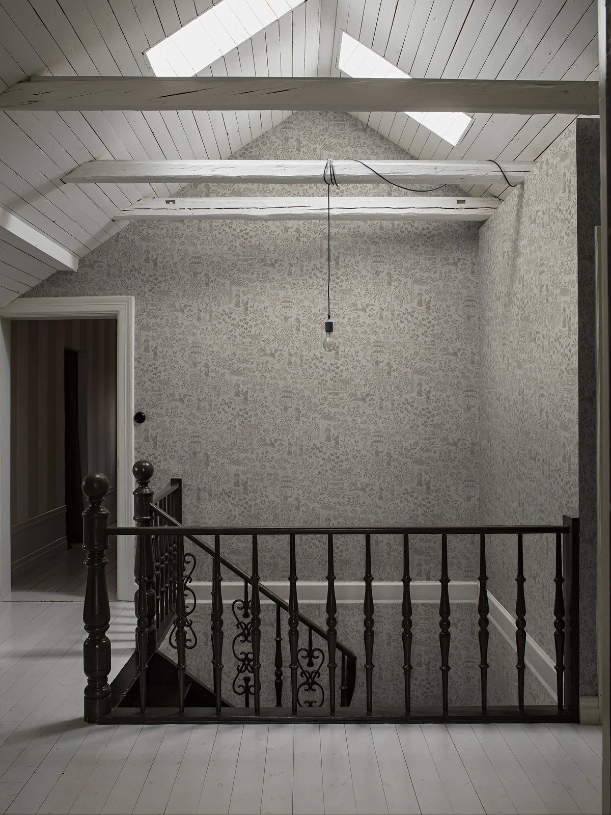 Papírová flizelinová tapeta s orientálním motivem ORIENTAL GARDEN béžová s hnědou