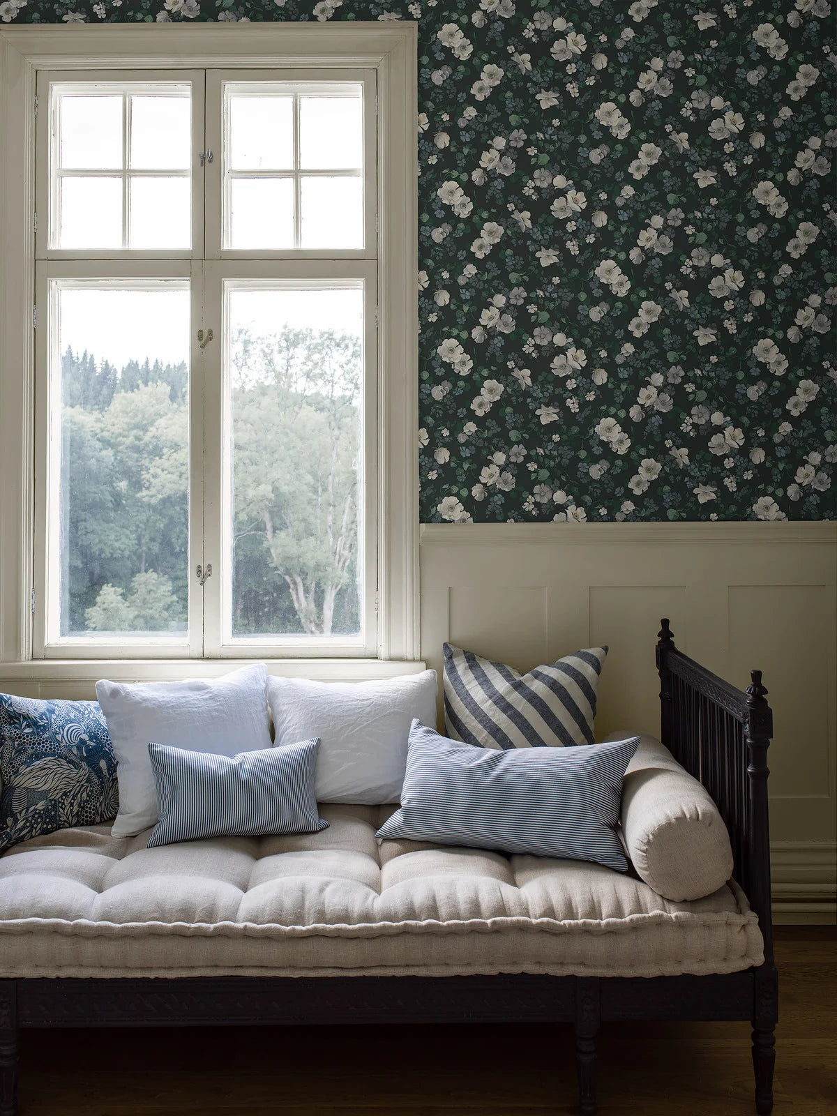 Tapeta flizelinowa papierowa z roślinnym wzorem ENCHANTING FLOWER ciemnoszary z białym na ścianę