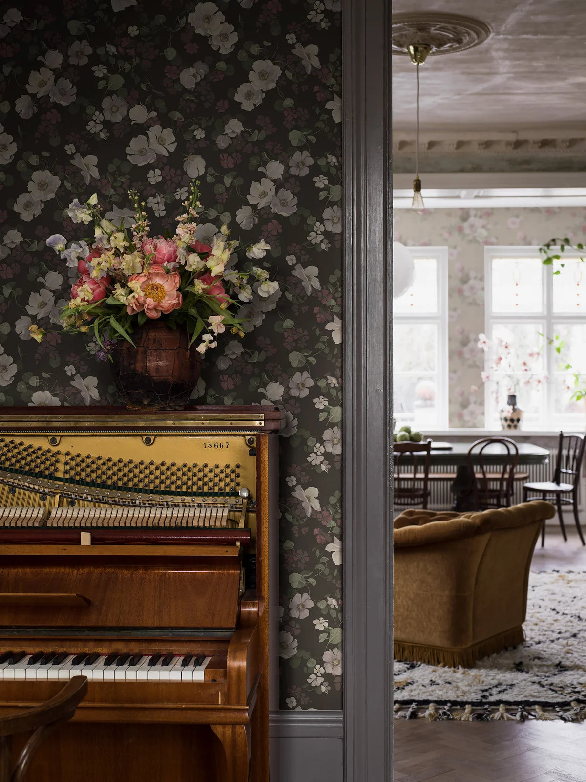 Tapeta flizelinowa papierowa z roślinnym wzorem ENCHANTING FLOWER zgaszony brązowy z białym na ścianę
