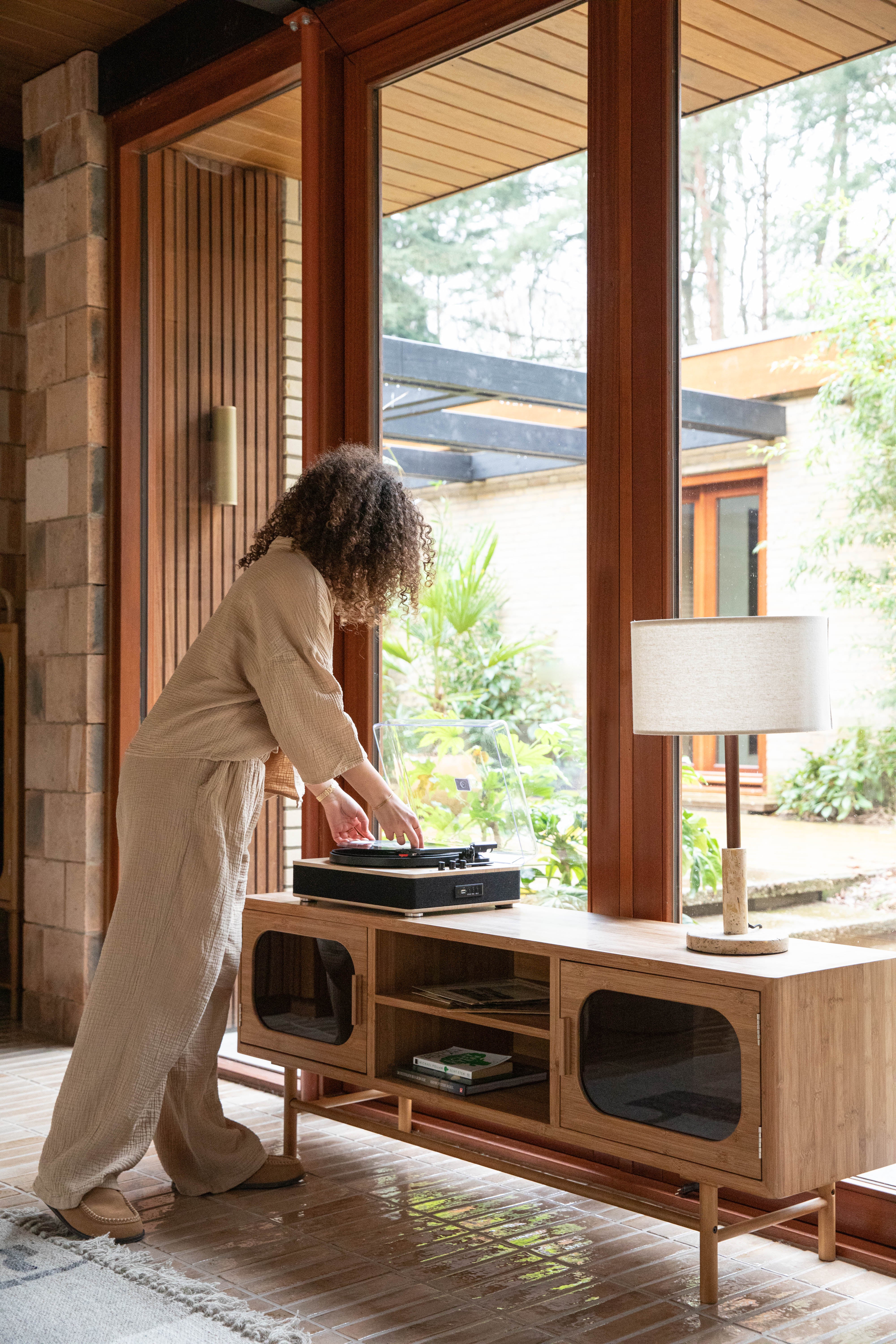 RTV skříň CAROUN z karbonizovaného bambusového dřeva