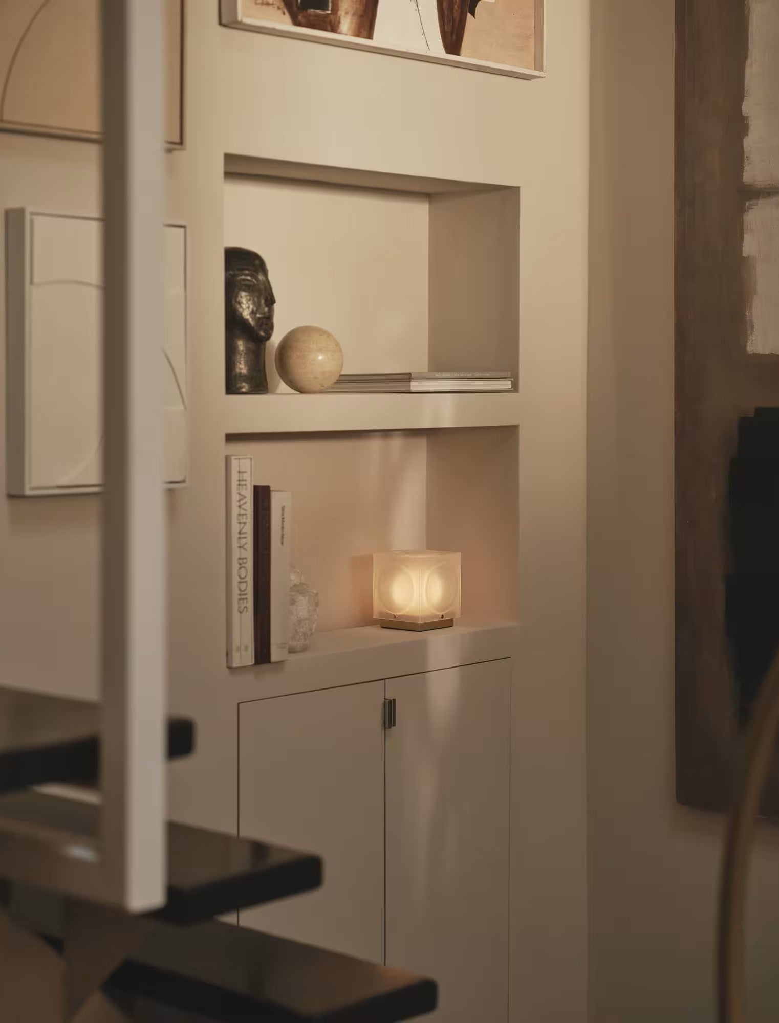 Přenosná lampa CHANT s matným stínidlem a zlatým podstavcem.