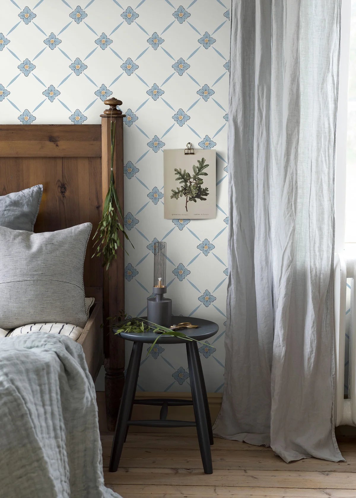 Non-woven paper wallpaper with a botanical pattern LINNÉ warm white with blue