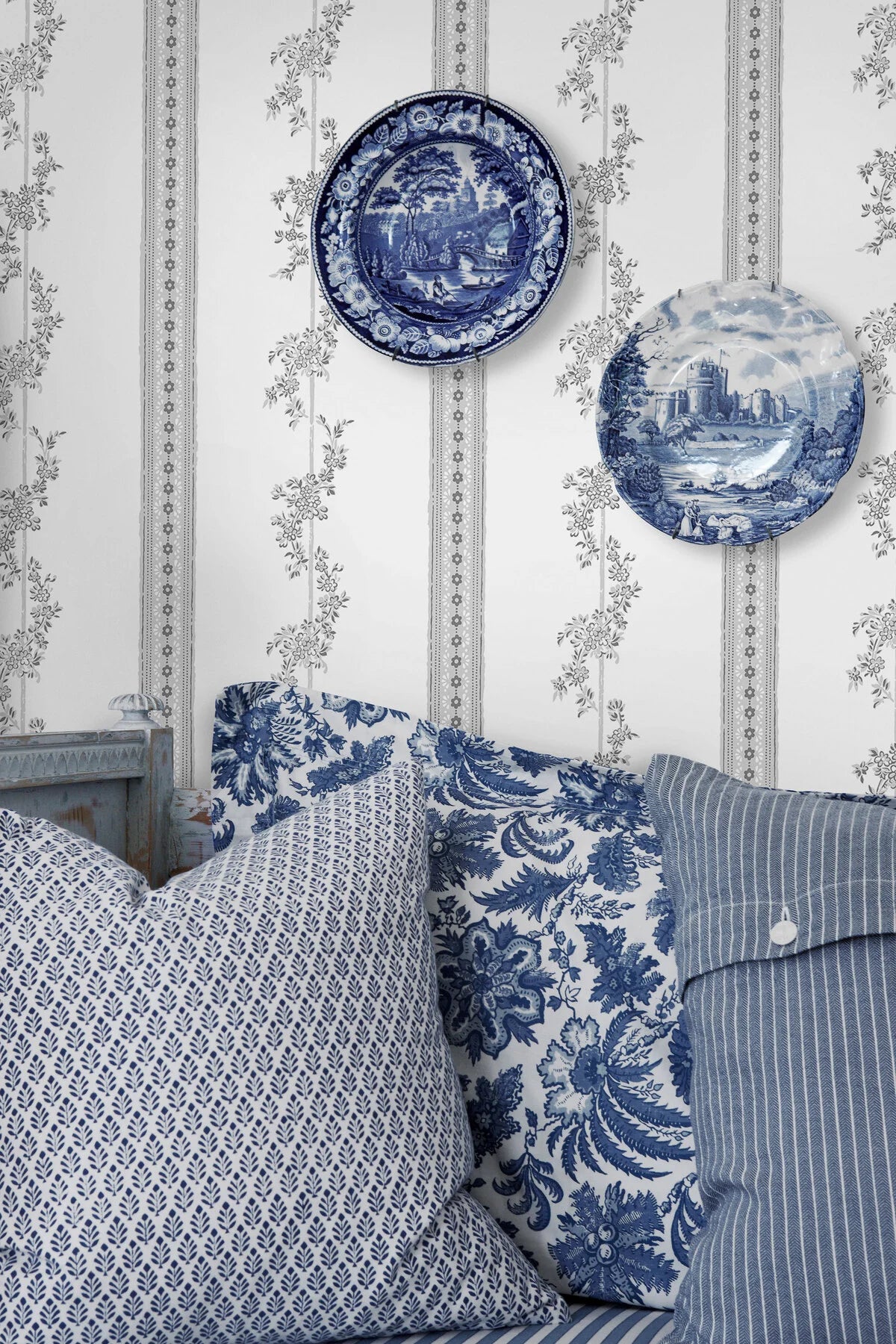 Papírová flizelinová tapeta s rostlinným vzorem DROTTNINGHOLM šedá s bílou