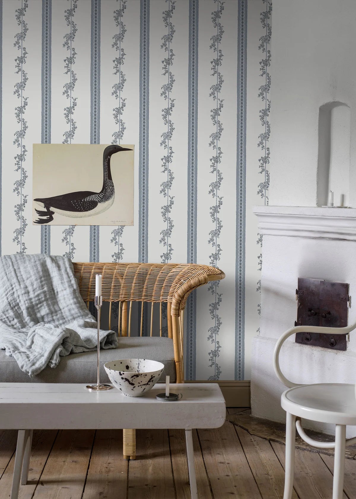 Papírová flizelinová tapeta s rostlinným vzorem DROTTNINGHOLM modrá s krémovou