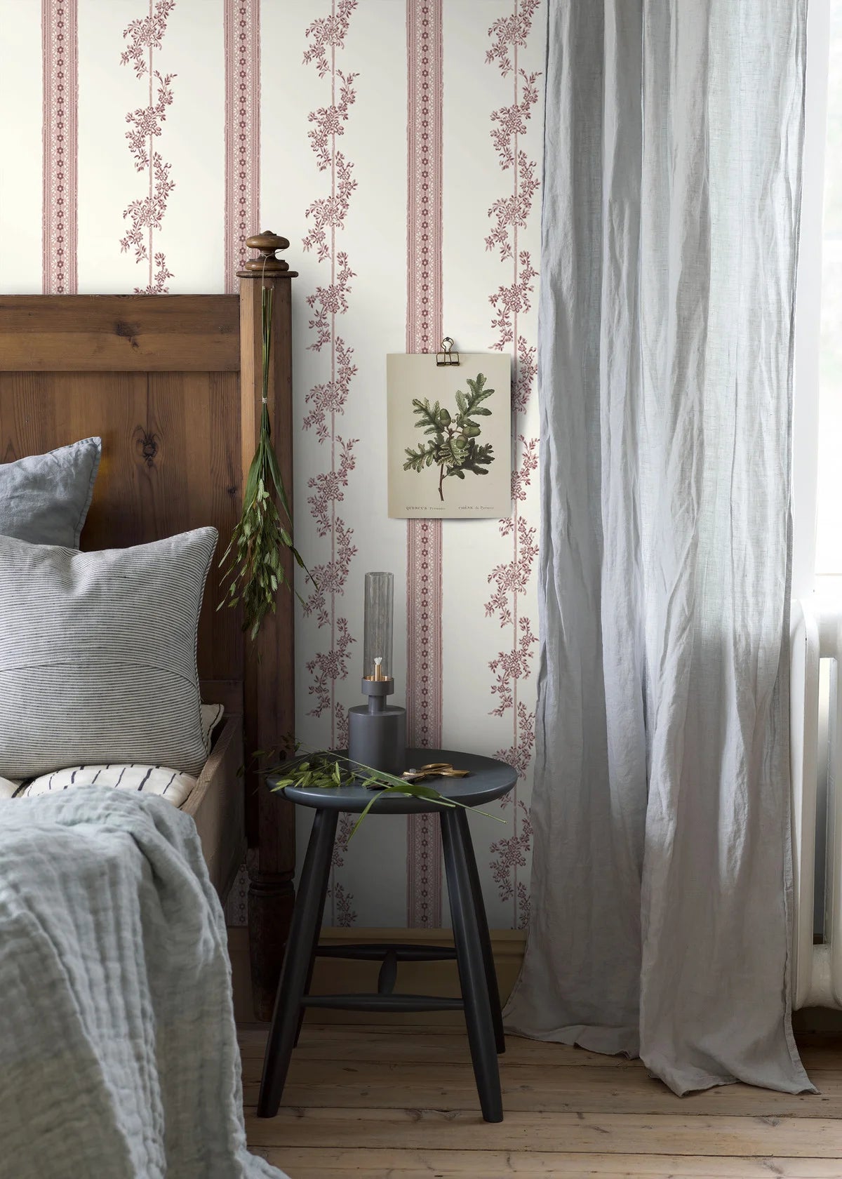 Papírová flizelinová tapeta s rostlinným vzorem DROTTNINGHOLM růžová s krémovou