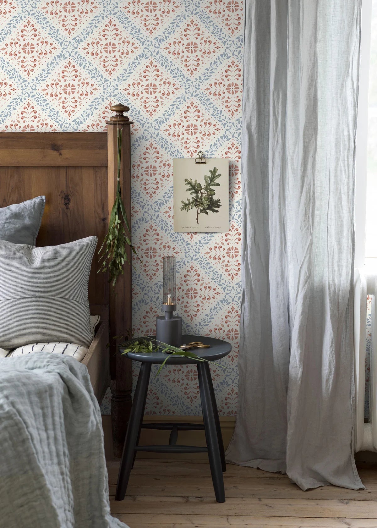 Non-woven paper wallpaper with abstract pattern NYBORG terracotta with blue