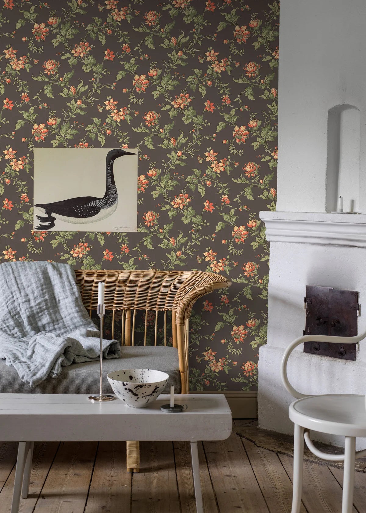 Non-woven paper wallpaper with a floral pattern BLOMSLINGA brown