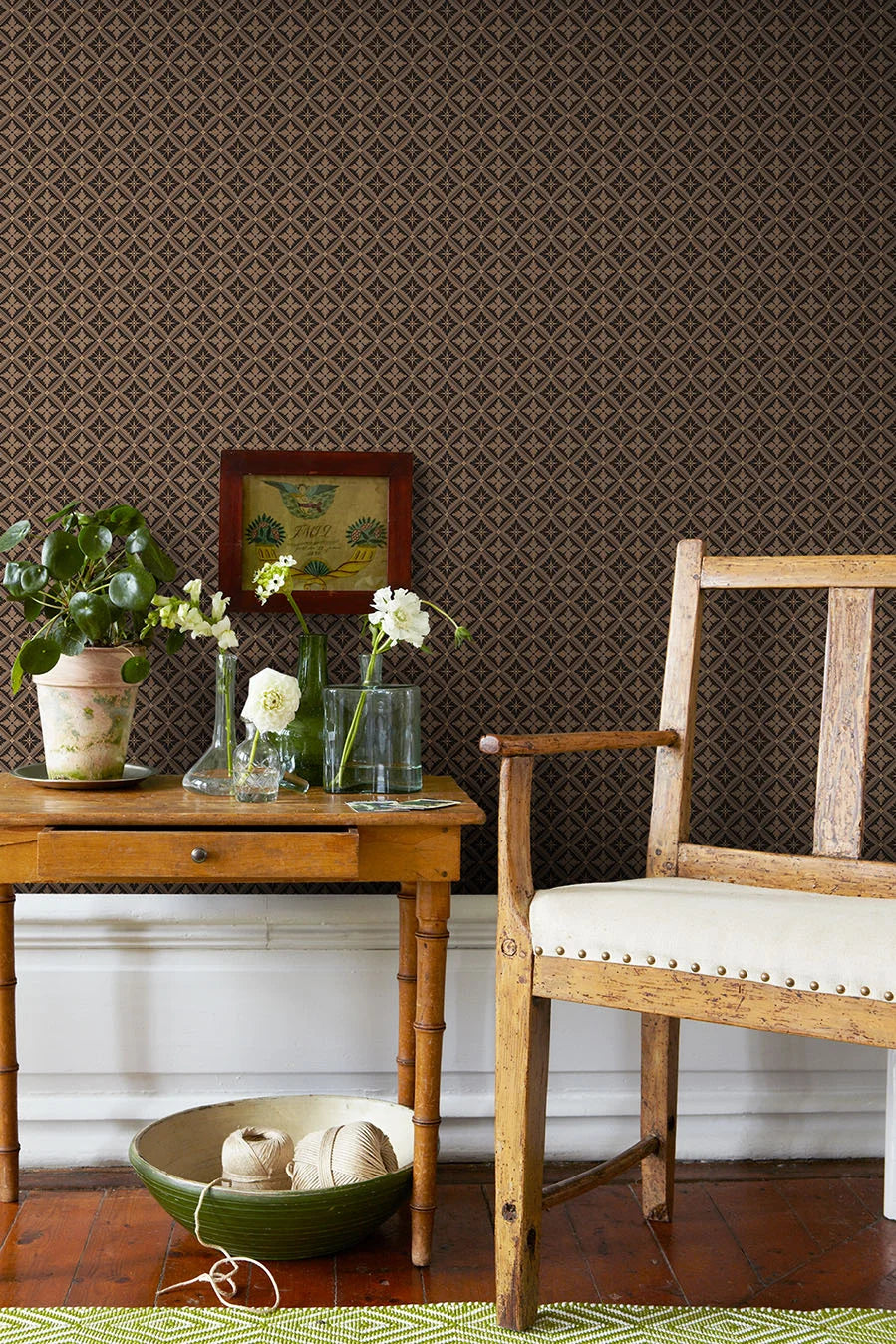 Non-woven paper wallpaper with geometric pattern LOKA brown with black