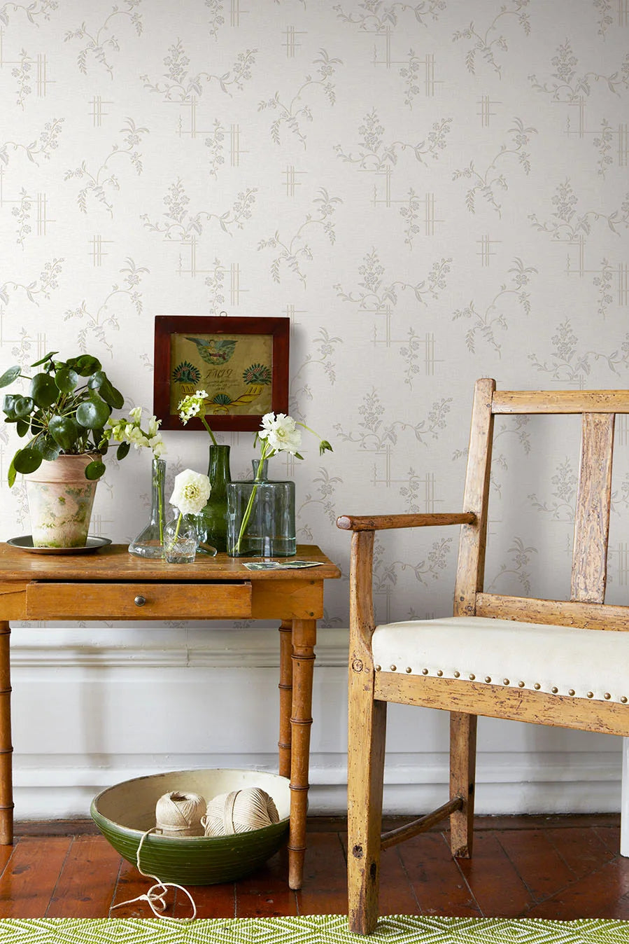 Papírová flizelinová tapeta s rostlinným vzorem ULRICEHAMN zlomená bílá se stříbrnou