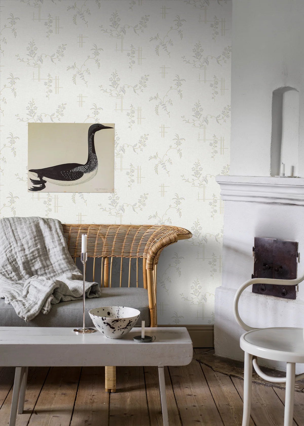 Papírová flizelinová tapeta s rostlinným vzorem ULRICEHAMN zlomená bílá se stříbrnou