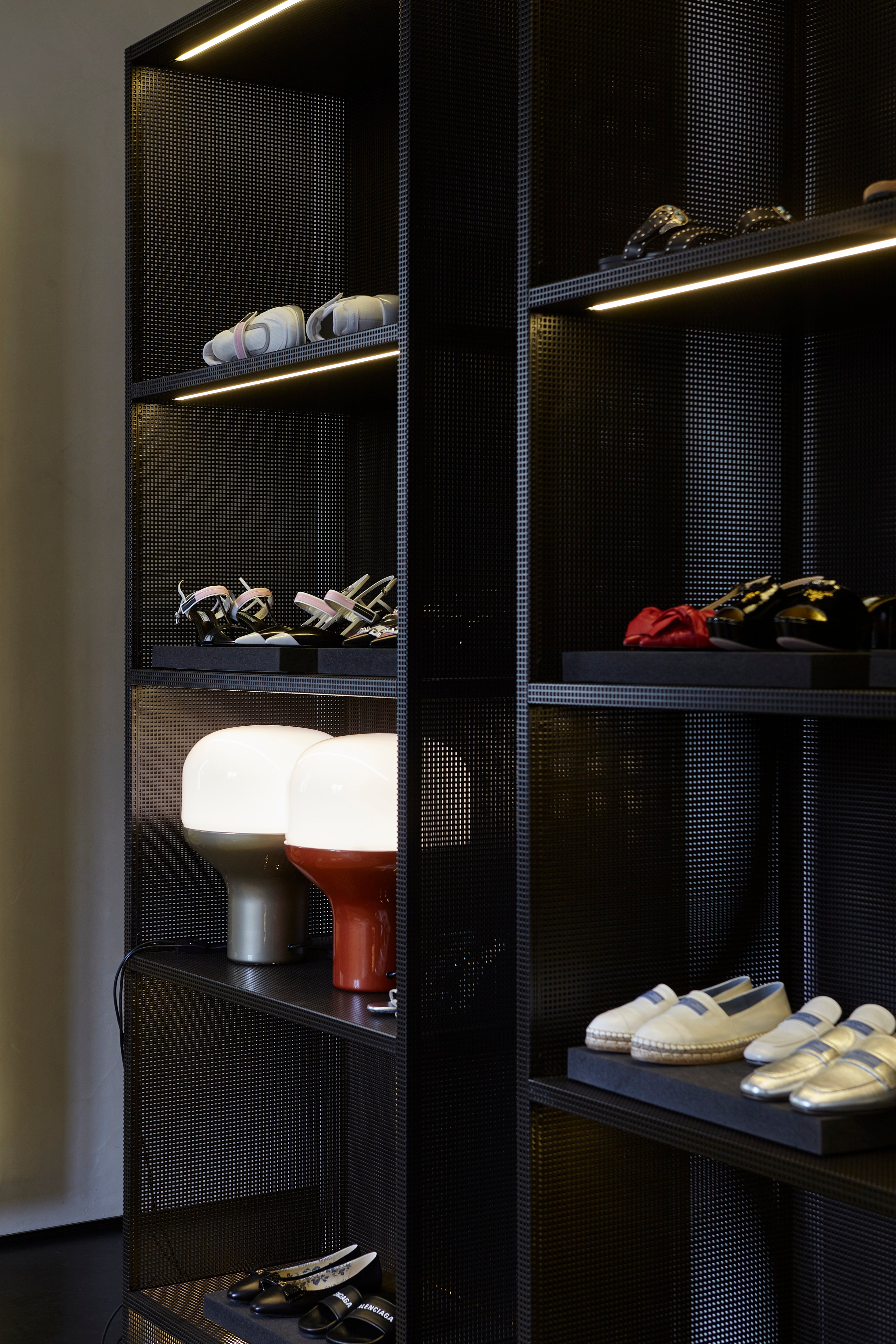 Stolní lampa DELUX s opálovým sklem a černým podstavcem