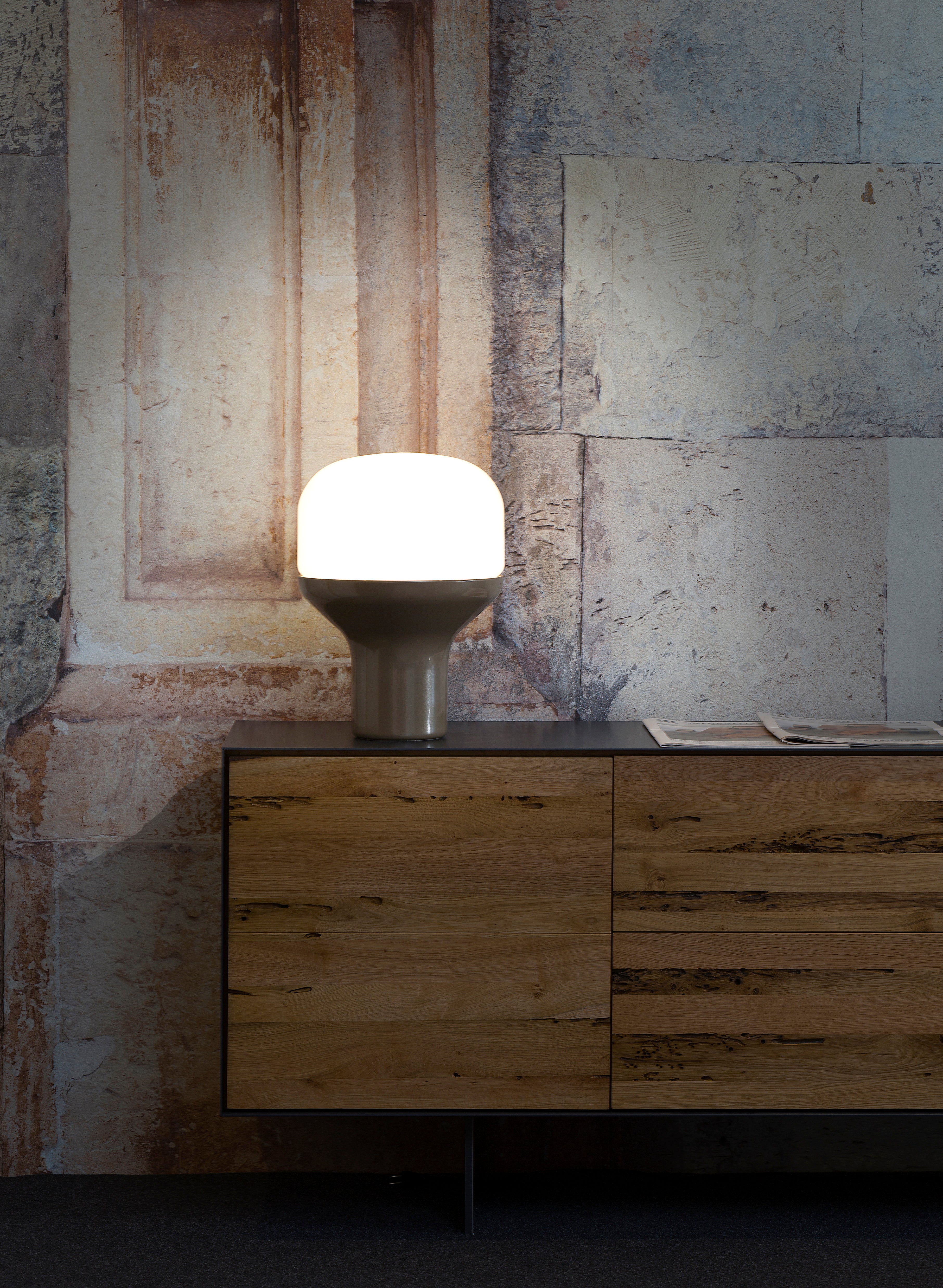 Stolní lampa DELUX s opálovým sklem a černým podstavcem