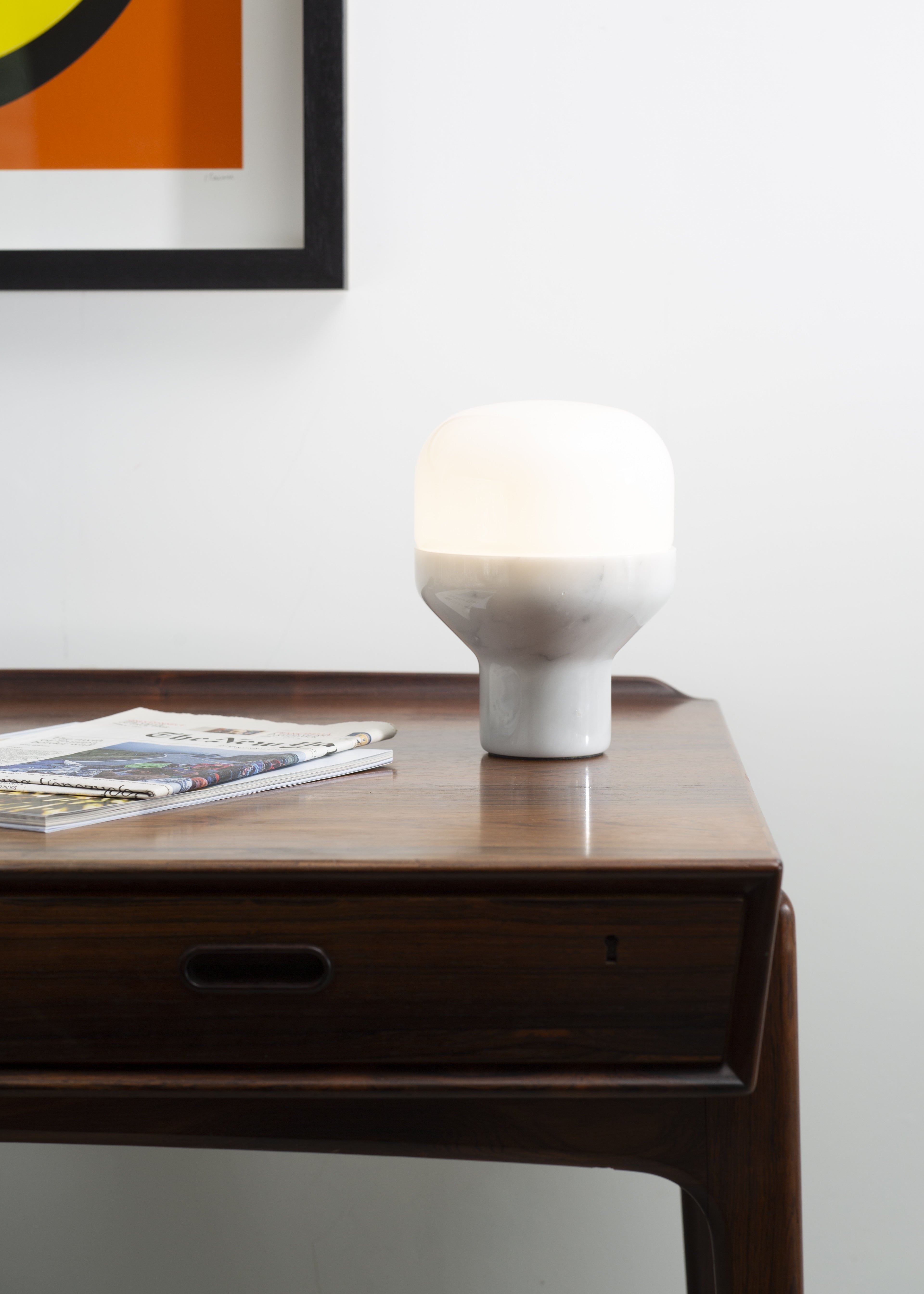 Stolní lampa DELUX s opálovým sklem a černým podstavcem