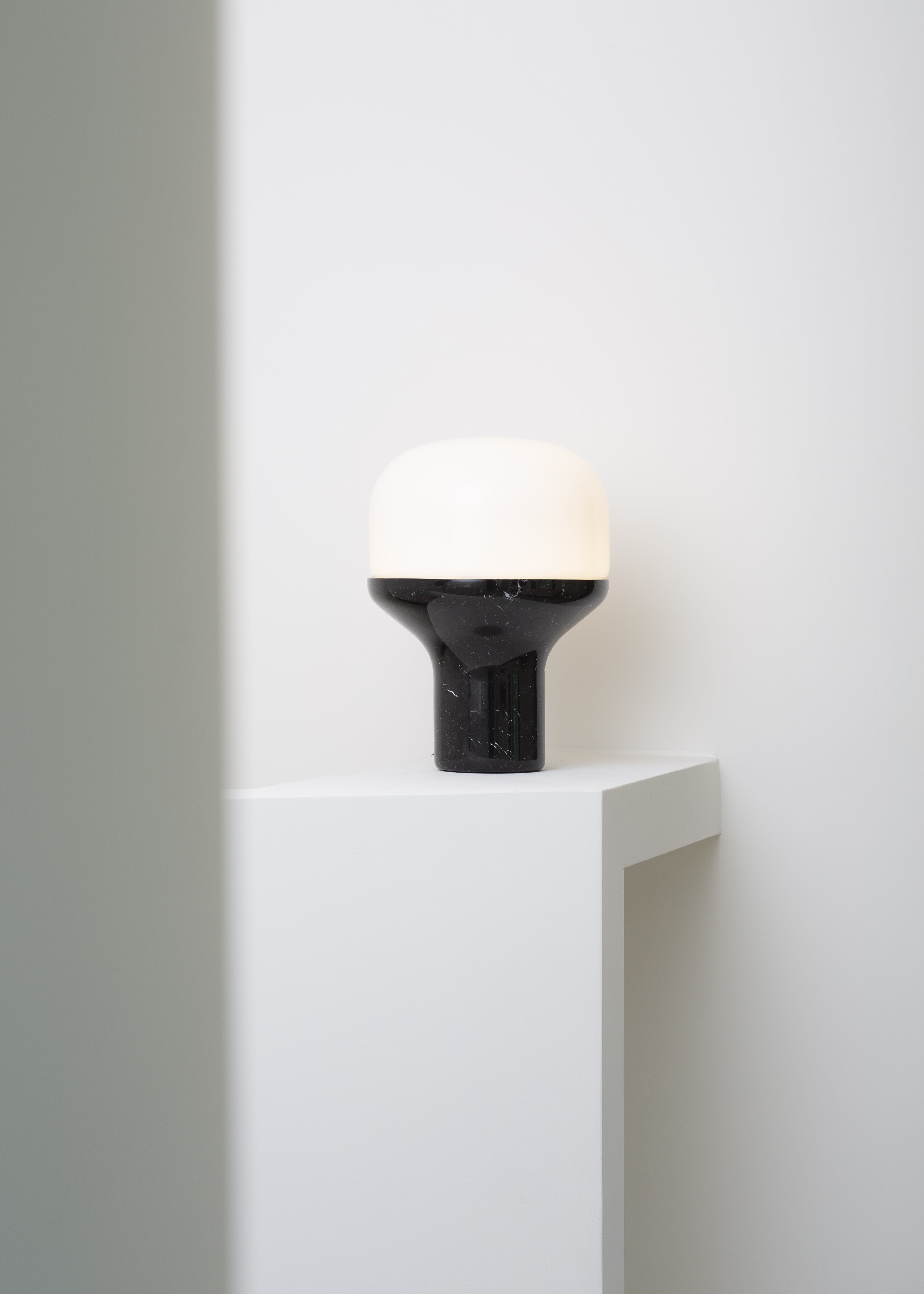 Stolní lampa DELUX s opálovým sklem a černým podstavcem